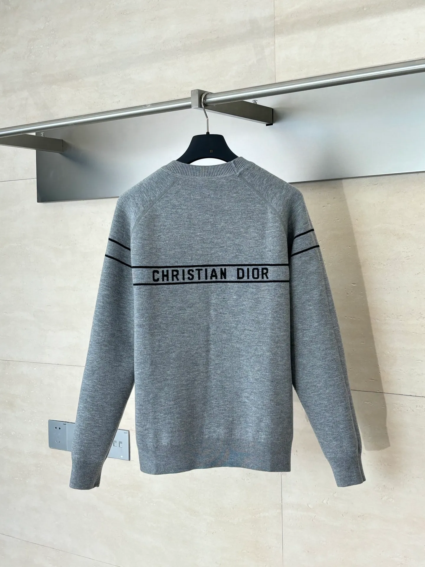 🅿️540 Dio*/Dior 25Fw double-sided knitted jacquard sweater is knitted with technical cashmere blend. The other side is decorated with the iconic Oblique print. The stripe pattern on the back is embellished with the "Cistian" logo. Fashionable and versatile. Size: M/L/XL