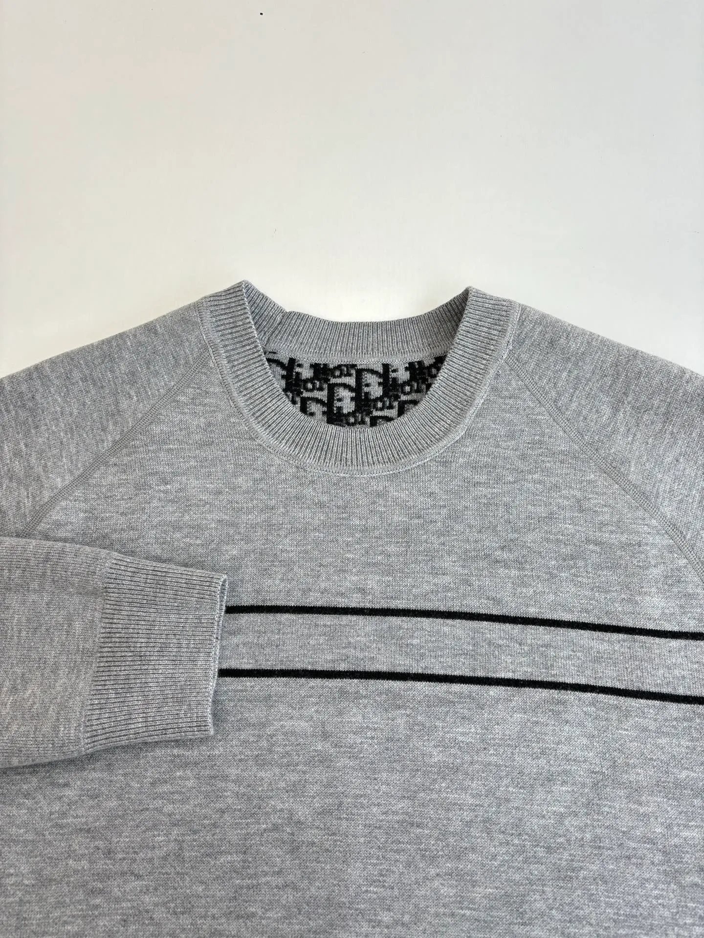 🅿️540 Dio*/Dior 25Fw double-sided knitted jacquard sweater is knitted with technical cashmere blend. The other side is decorated with the iconic Oblique print. The stripe pattern on the back is embellished with the "Cistian" logo. Fashionable and versatile. Size: M/L/XL
