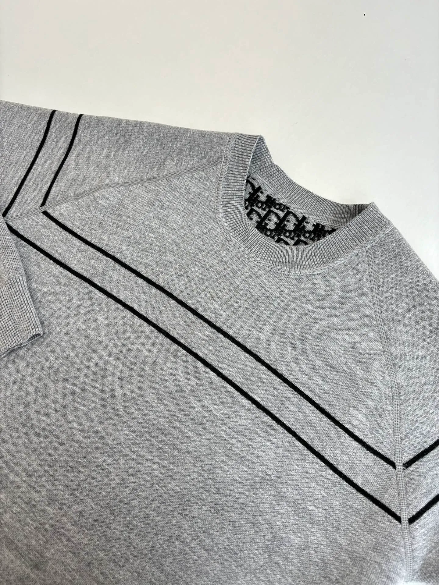 🅿️540 Dio*/Dior 25Fw double-sided knitted jacquard sweater is knitted with technical cashmere blend. The other side is decorated with the iconic Oblique print. The stripe pattern on the back is embellished with the "Cistian" logo. Fashionable and versatile. Size: M/L/XL