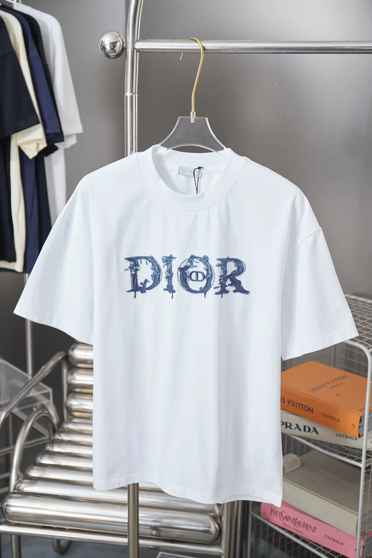 🅿️200 D＊or CD 25SS early spring new style joint series embroidered logo short sleeves light luxury essential item for daily commuting for men and women correct version welcome to compare detailed features · 320g 100% pure cotton double yarn jersey fabric · Custom dyed in the same cylinder, special thickened 32 count double-strand 1X1 thread. Imported Tajima machine embroidery letter beads logo embroidery · Double-needle sewing and cross-seam technology · Original main mark, washed tag, brand moisture-proof paper packaging Color: white/black/blue Size: S/M/L/XL