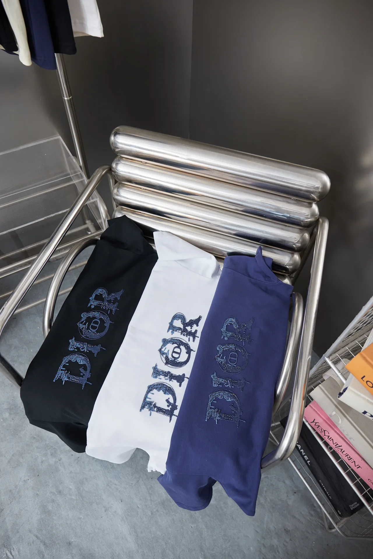 🅿️200 D＊or CD 25SS early spring new style joint series embroidered logo short sleeves light luxury essential item for daily commuting for men and women correct version welcome to compare detailed features · 320g 100% pure cotton double yarn jersey fabric · Custom dyed in the same cylinder, special thickened 32 count double-strand 1X1 thread. Imported Tajima machine embroidery letter beads logo embroidery · Double-needle sewing and cross-seam technology · Original main mark, washed tag, brand moisture-proof paper packaging Color: white/black/blue Size: S/M/L/XL