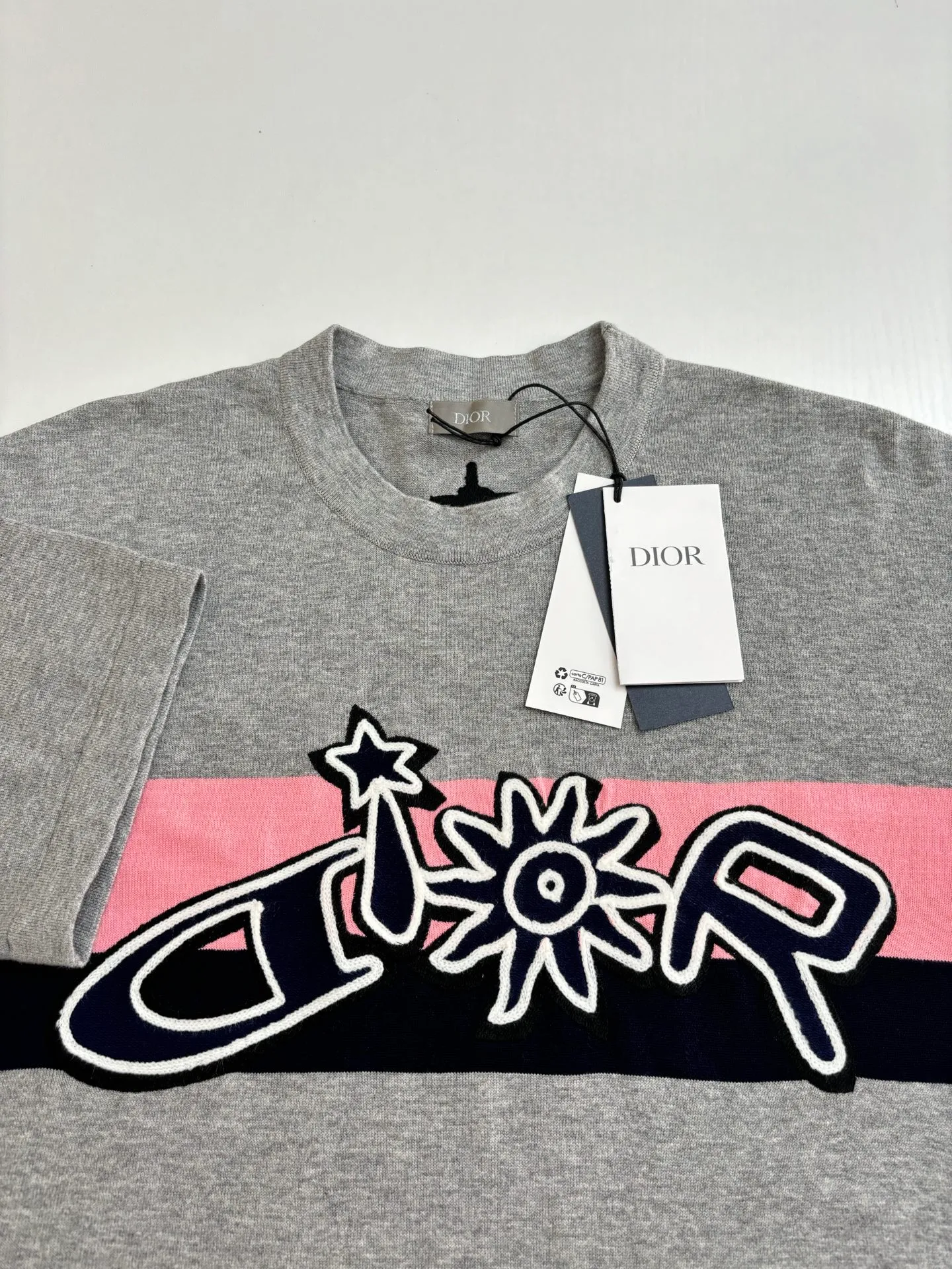 🅿️370 Dio*/Dior 25Ss new sunflower woolen short-sleeve. It is made of 100% sheep wool fabric, which is soft, warm, skin-friendly and textured. It is comfortable and high-end. The chest is decorated with sunflower pattern, which is perfectly integrated with the fabric and has no abrupt feeling at all! The pattern is super fine, with pink and black stripes and logo edges, and it does not fall out or deform after washing!  Size：S/M/L/XL