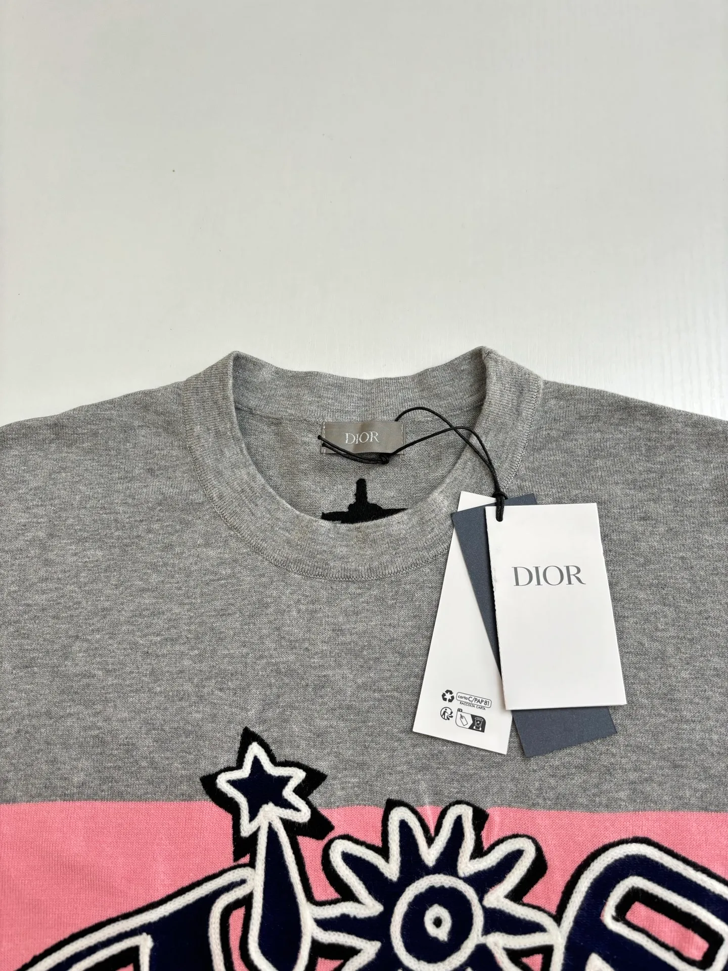 🅿️370 Dio*/Dior 25Ss new sunflower woolen short-sleeve. It is made of 100% sheep wool fabric, which is soft, warm, skin-friendly and textured. It is comfortable and high-end. The chest is decorated with sunflower pattern, which is perfectly integrated with the fabric and has no abrupt feeling at all! The pattern is super fine, with pink and black stripes and logo edges, and it does not fall out or deform after washing!  Size：S/M/L/XL