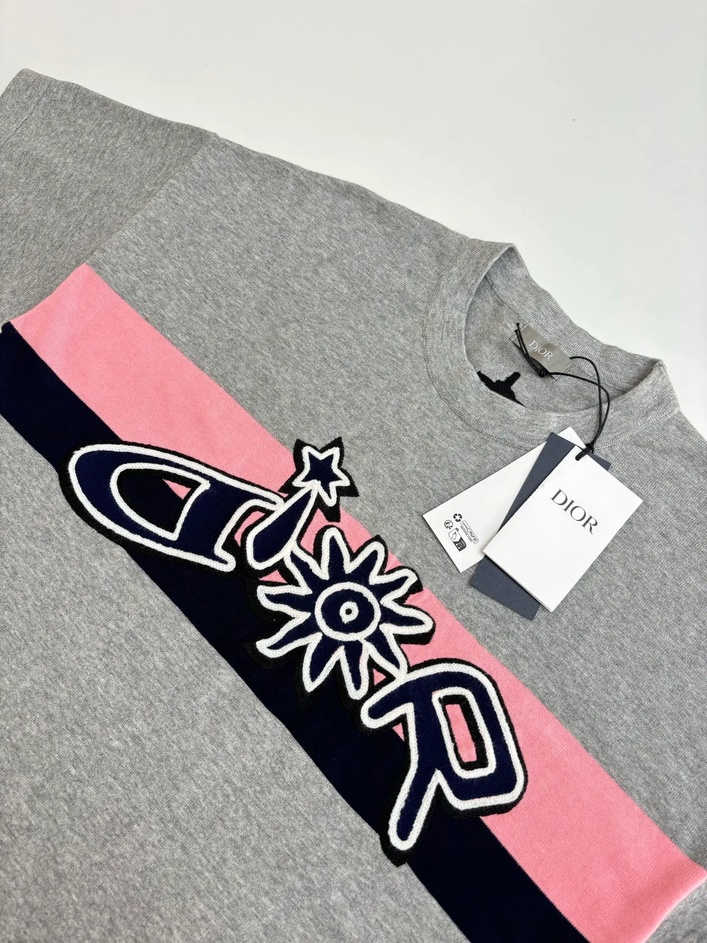 🅿️370 Dio*/Dior 25Ss new sunflower woolen short-sleeve. It is made of 100% sheep wool fabric, which is soft, warm, skin-friendly and textured. It is comfortable and high-end. The chest is decorated with sunflower pattern, which is perfectly integrated with the fabric and has no abrupt feeling at all! The pattern is super fine, with pink and black stripes and logo edges, and it does not fall out or deform after washing!  Size：S/M/L/XL