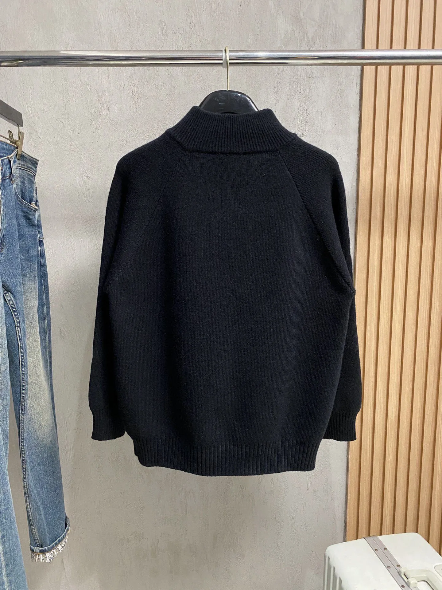 🅿️560 【DIOR】Autumn and winter classic cardigan sweater, in full condition! ! ! Wool blended fabric, the latest model in 2025, golden ratio! ! Slim-fitting soft gold, versatile and practical item, the combination and practicality are extremely powerful, simple and elegant, and classy! To create your own style, it is highly recommended to buy it in two colors. The standard slim fit tailoring process is suitable for both young and old men. It is knitted from wool and will not cause any discomfort! While keeping warm, it is stylish, textured and wearable, and the classic logo with contrasting colors on the chest feels in place! ! Recommended for regular customers! ! Size M-3XL (maximum wear: 190 pounds)