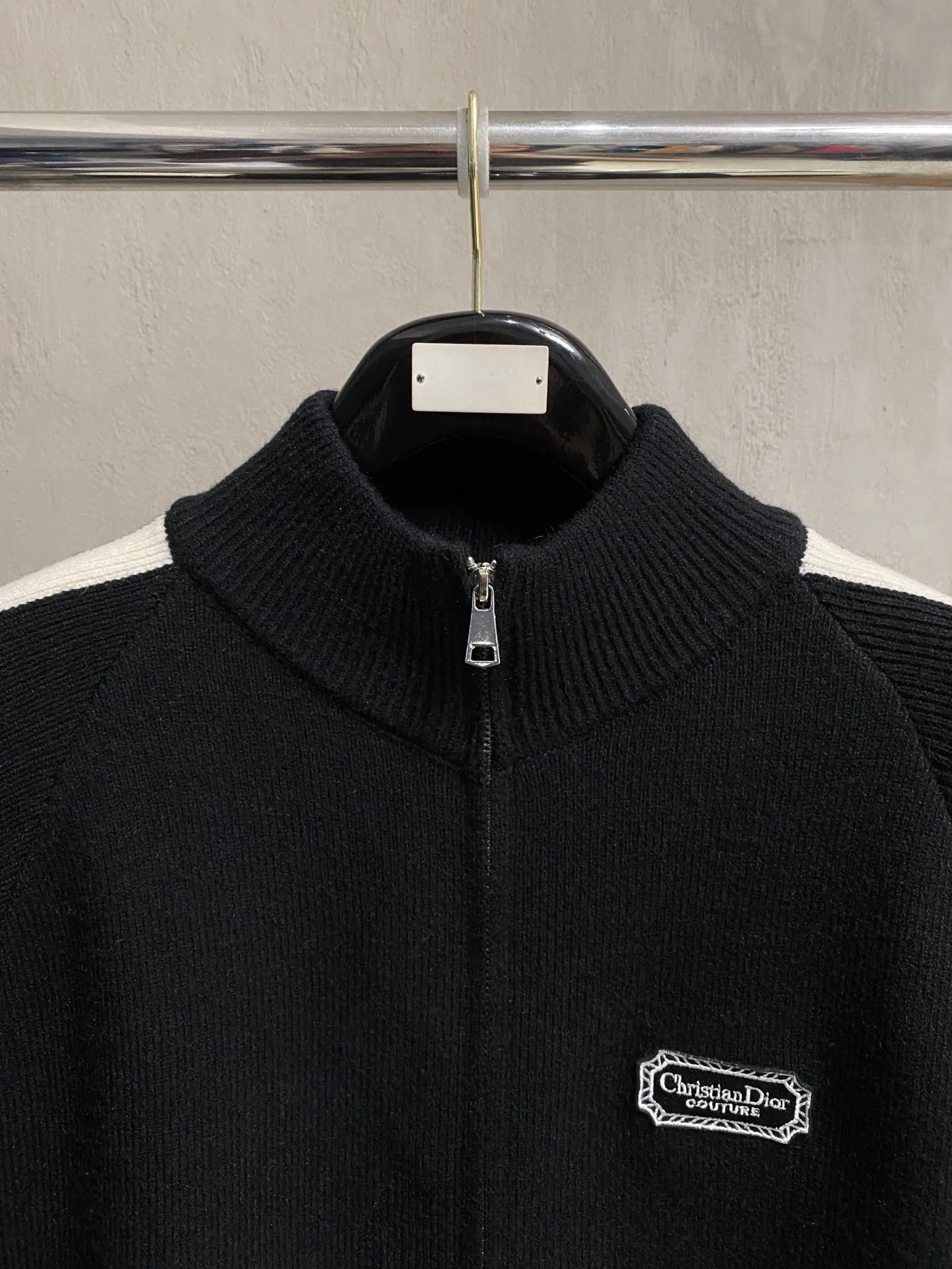 🅿️560 【DIOR】Autumn and winter classic cardigan sweater, in full condition! ! ! Wool blended fabric, the latest model in 2025, golden ratio! ! Slim-fitting soft gold, versatile and practical item, the combination and practicality are extremely powerful, simple and elegant, and classy! To create your own style, it is highly recommended to buy it in two colors. The standard slim fit tailoring process is suitable for both young and old men. It is knitted from wool and will not cause any discomfort! While keeping warm, it is stylish, textured and wearable, and the classic logo with contrasting colors on the chest feels in place! ! Recommended for regular customers! ! Size M-3XL (maximum wear: 190 pounds)