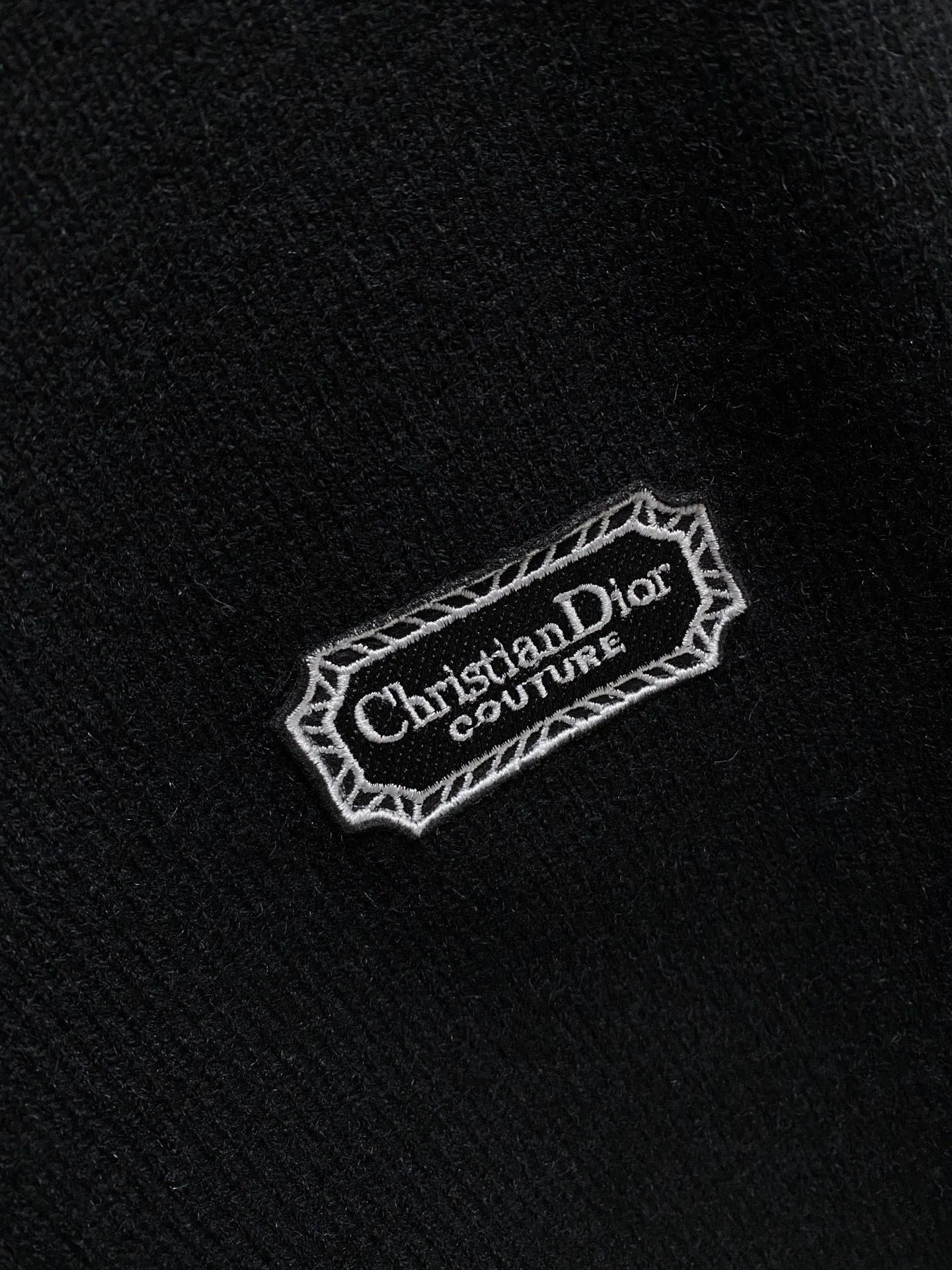 🅿️560 【DIOR】Autumn and winter classic cardigan sweater, in full condition! ! ! Wool blended fabric, the latest model in 2025, golden ratio! ! Slim-fitting soft gold, versatile and practical item, the combination and practicality are extremely powerful, simple and elegant, and classy! To create your own style, it is highly recommended to buy it in two colors. The standard slim fit tailoring process is suitable for both young and old men. It is knitted from wool and will not cause any discomfort! While keeping warm, it is stylish, textured and wearable, and the classic logo with contrasting colors on the chest feels in place! ! Recommended for regular customers! ! Size M-3XL (maximum wear: 190 pounds)