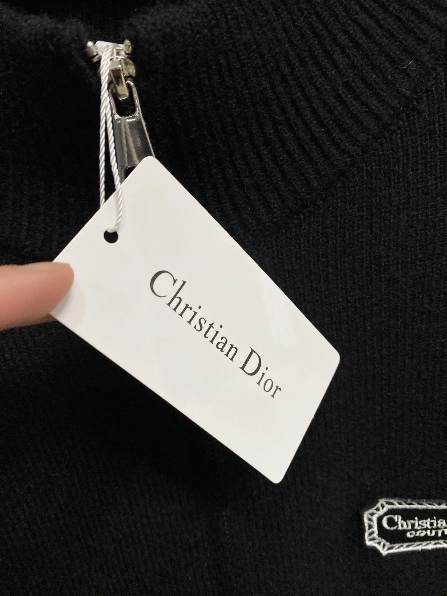 🅿️560 【DIOR】Autumn and winter classic cardigan sweater, in full condition! ! ! Wool blended fabric, the latest model in 2025, golden ratio! ! Slim-fitting soft gold, versatile and practical item, the combination and practicality are extremely powerful, simple and elegant, and classy! To create your own style, it is highly recommended to buy it in two colors. The standard slim fit tailoring process is suitable for both young and old men. It is knitted from wool and will not cause any discomfort! While keeping warm, it is stylish, textured and wearable, and the classic logo with contrasting colors on the chest feels in place! ! Recommended for regular customers! ! Size M-3XL (maximum wear: 190 pounds)