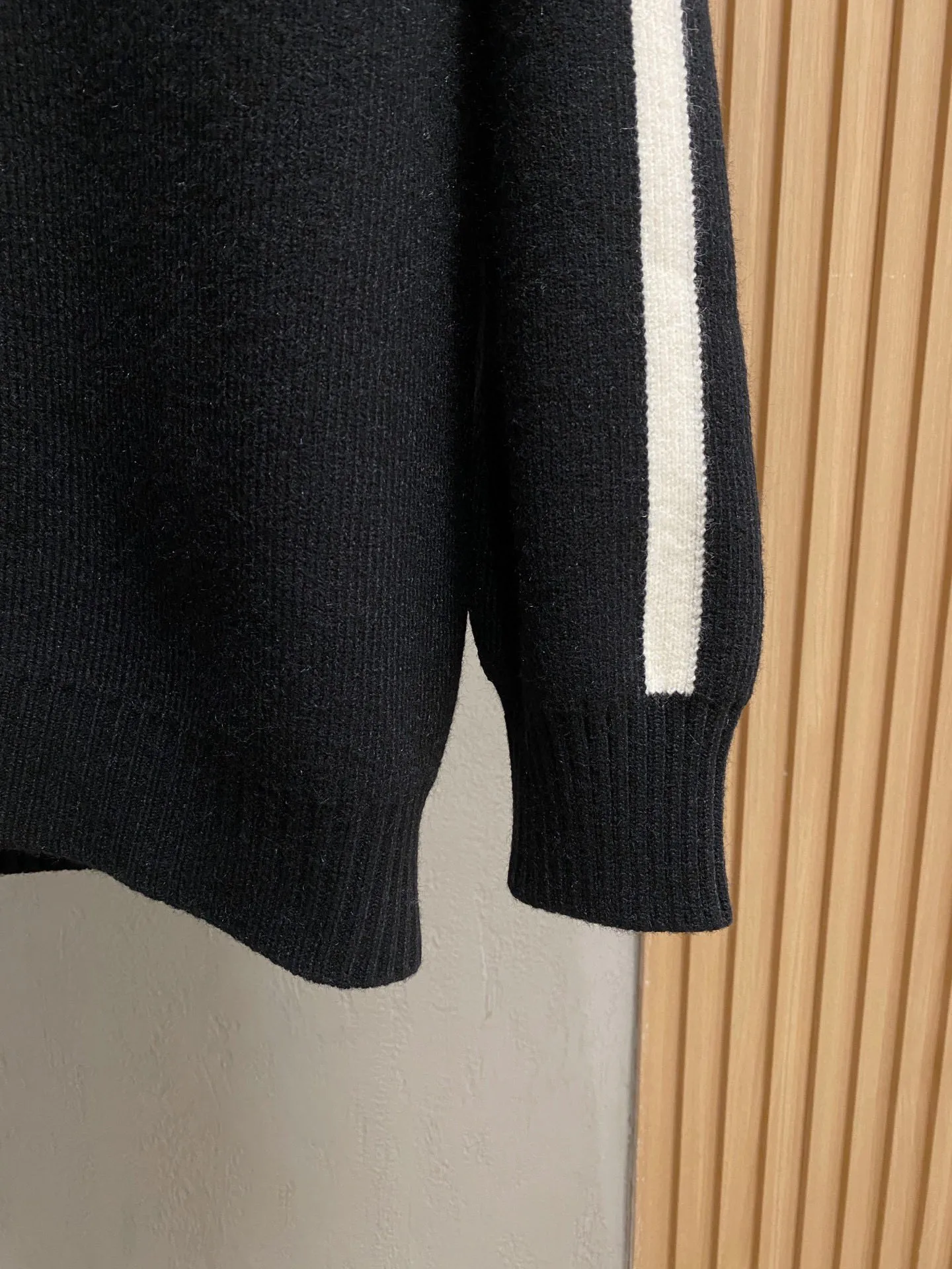 🅿️560 【DIOR】Autumn and winter classic cardigan sweater, in full condition! ! ! Wool blended fabric, the latest model in 2025, golden ratio! ! Slim-fitting soft gold, versatile and practical item, the combination and practicality are extremely powerful, simple and elegant, and classy! To create your own style, it is highly recommended to buy it in two colors. The standard slim fit tailoring process is suitable for both young and old men. It is knitted from wool and will not cause any discomfort! While keeping warm, it is stylish, textured and wearable, and the classic logo with contrasting colors on the chest feels in place! ! Recommended for regular customers! ! Size M-3XL (maximum wear: 190 pounds)