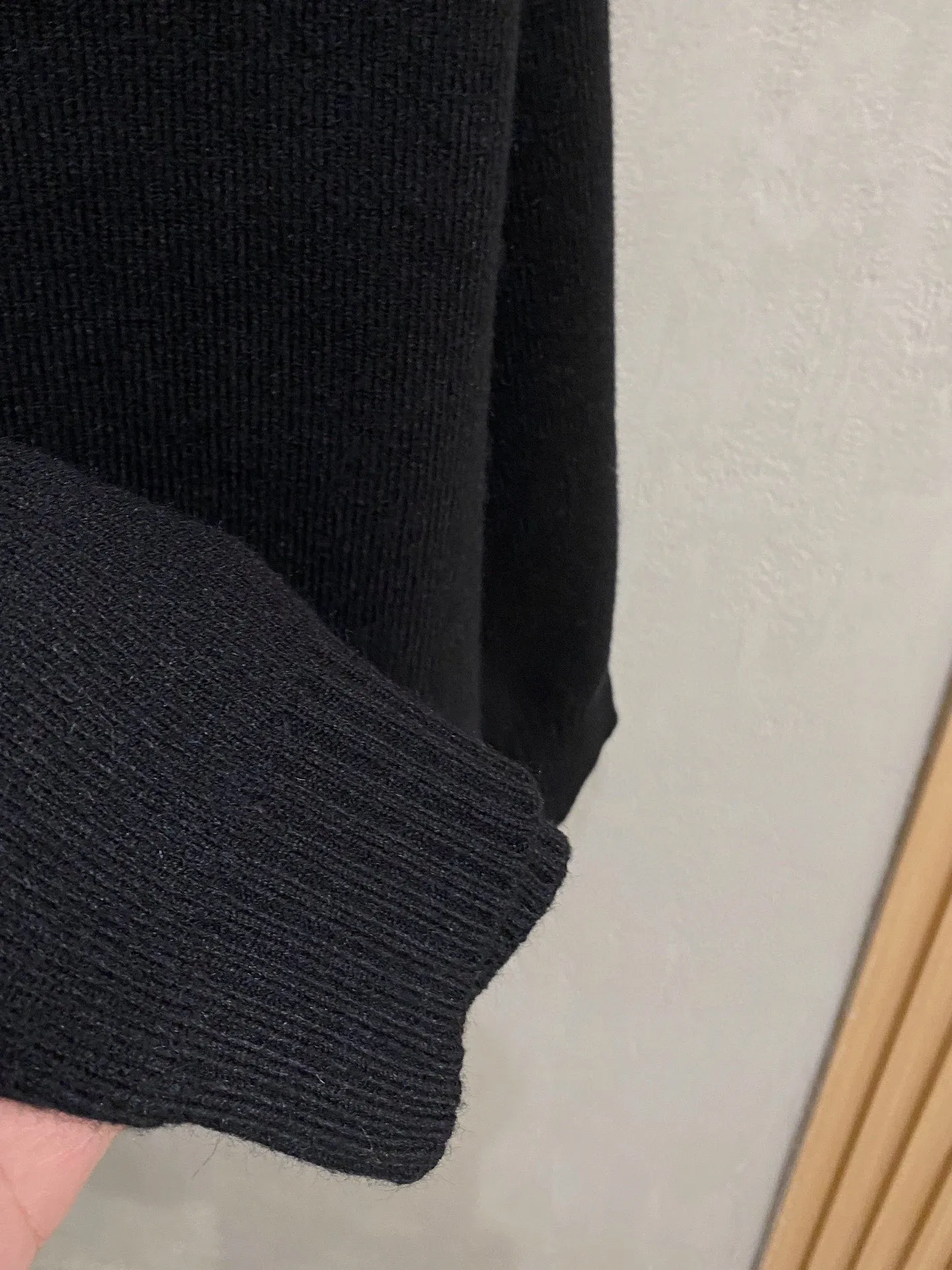 🅿️560 【DIOR】Autumn and winter classic cardigan sweater, in full condition! ! ! Wool blended fabric, the latest model in 2025, golden ratio! ! Slim-fitting soft gold, versatile and practical item, the combination and practicality are extremely powerful, simple and elegant, and classy! To create your own style, it is highly recommended to buy it in two colors. The standard slim fit tailoring process is suitable for both young and old men. It is knitted from wool and will not cause any discomfort! While keeping warm, it is stylish, textured and wearable, and the classic logo with contrasting colors on the chest feels in place! ! Recommended for regular customers! ! Size M-3XL (maximum wear: 190 pounds)