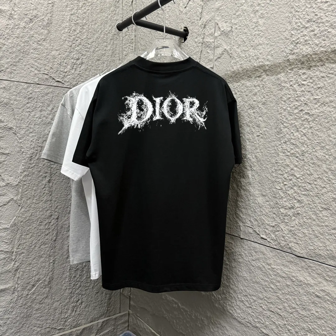🅿️180 Dio* Dior 2025 spring and summer new style Classic splash lettering front and back printing Simple and elegant Customized double yarn plain cotton fabric Short-sleeved T-shirt Uniform for men and women Color: Black White Angora Red Size: S (90-130 catties) M (120-150 catties) L (140-165 catties) XL (160-180 catties) XXL (180-210 pounds)