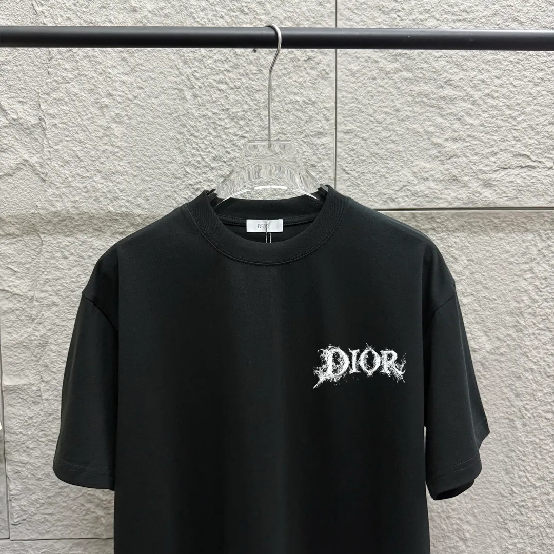 🅿️180 Dio* Dior 2025 spring and summer new style Classic splash lettering front and back printing Simple and elegant Customized double yarn plain cotton fabric Short-sleeved T-shirt Uniform for men and women Color: Black White Angora Red Size: S (90-130 catties) M (120-150 catties) L (140-165 catties) XL (160-180 catties) XXL (180-210 pounds)