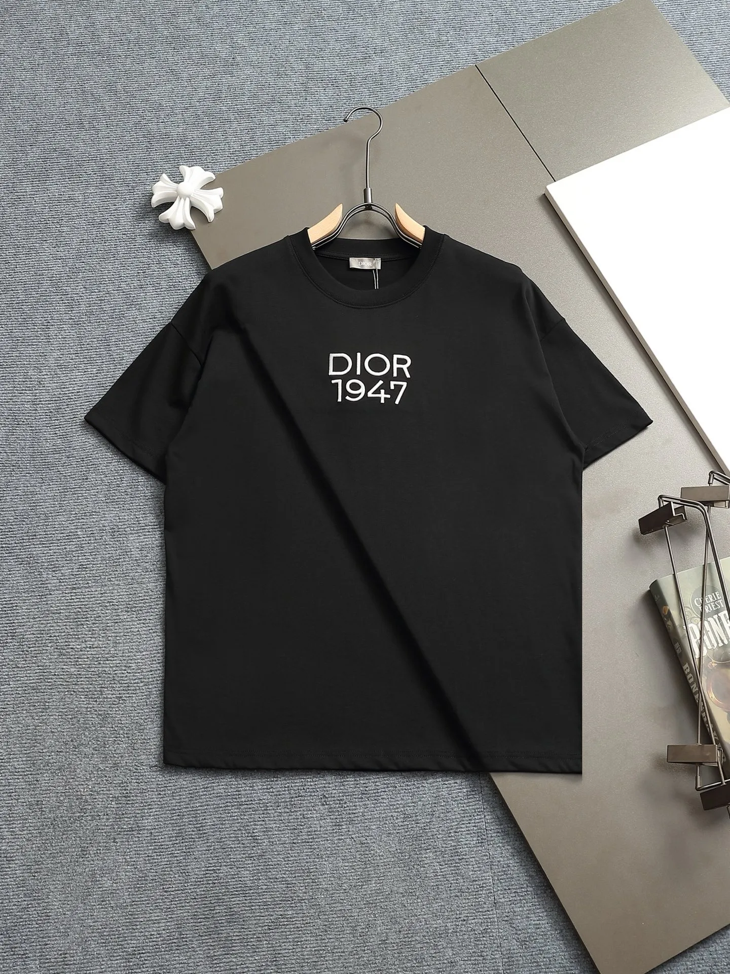 🅿️170 Dior CD micro wide version XS-L CD counter hot sale 25ss chest embroidered letters 1947🪡logo pattern As the leader in the luxury world, the D family is well-deserved. The first thing that catches the eye is the loose and comfortable black and white solid color version of the piece we are going to talk about today. The ribbed round collar has become the best modification of its version, and the D family has the upper body LOGO listed on the front, and the unique embroidery design of the letter logo patch highlights the texture! The most traditional modification method combined with the simplest color scale contrast forms the strongest and direct contrast, and this is often the most concise and clear minimalist modification method~~A nostalgic classic atmosphere also spreads in this work inadvertently! ! Featuring a distinctive 47 logo patch embroidery on the front, a unique tribute to Dior's historic year! Coupled with the blessing of 320 grams of cotton material, both the upper body comfort and the existence are unparalleled. It can be said to be a must-have companion in summer. The excellent breathability and comfortable wearing feeling are unparalleled~ Recommended! ! Color: white and black Size: XS-L Size chart: