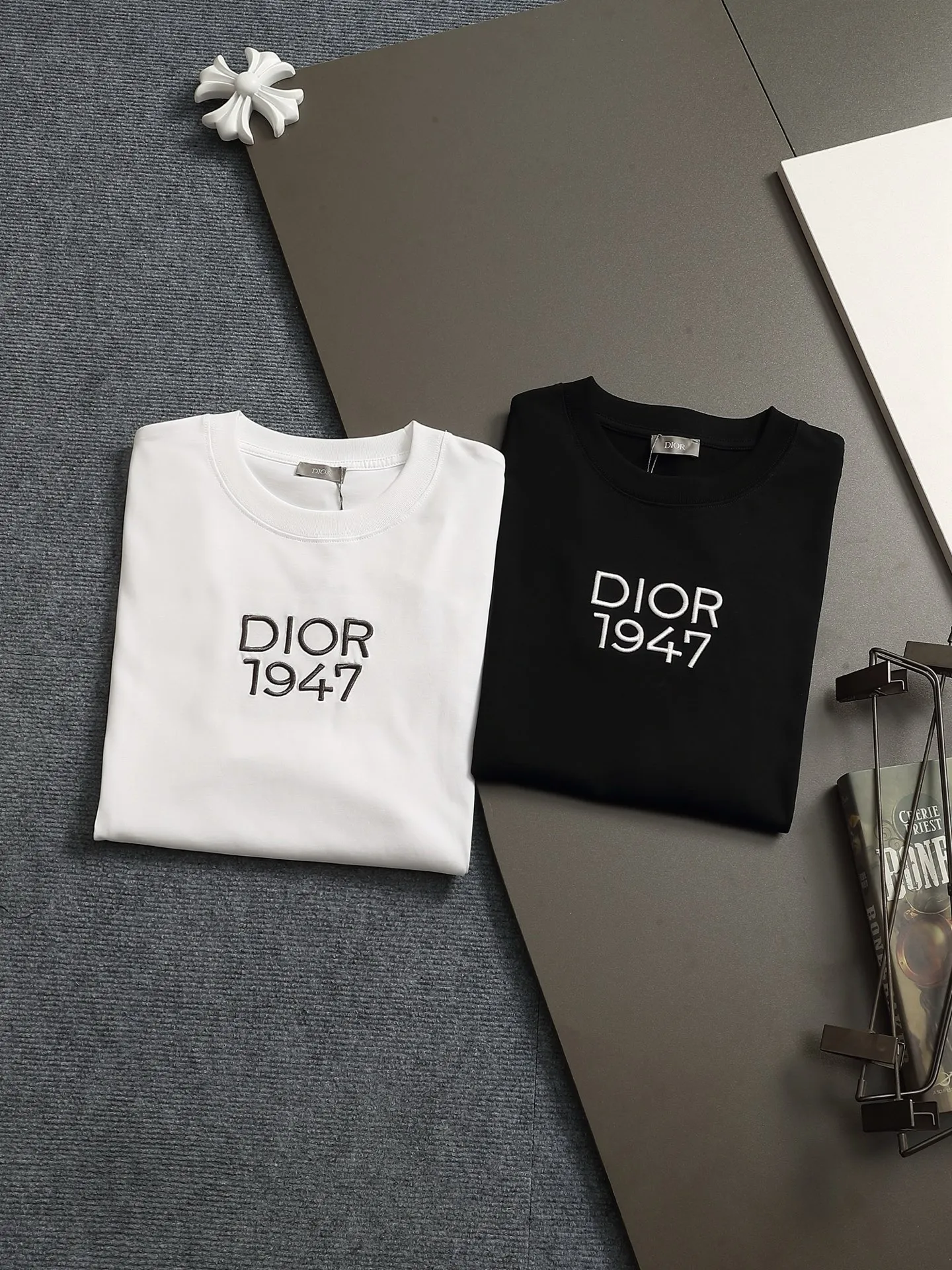 🅿️170 Dior CD micro wide version XS-L CD counter hot sale 25ss chest embroidered letters 1947🪡logo pattern As the leader in the luxury world, the D family is well-deserved. The first thing that catches the eye is the loose and comfortable black and white solid color version of the piece we are going to talk about today. The ribbed round collar has become the best modification of its version, and the D family has the upper body LOGO listed on the front, and the unique embroidery design of the letter logo patch highlights the texture! The most traditional modification method combined with the simplest color scale contrast forms the strongest and direct contrast, and this is often the most concise and clear minimalist modification method~~A nostalgic classic atmosphere also spreads in this work inadvertently! ! Featuring a distinctive 47 logo patch embroidery on the front, a unique tribute to Dior's historic year! Coupled with the blessing of 320 grams of cotton material, both the upper body comfort and the existence are unparalleled. It can be said to be a must-have companion in summer. The excellent breathability and comfortable wearing feeling are unparalleled~ Recommended! ! Color: white and black Size: XS-L Size chart: