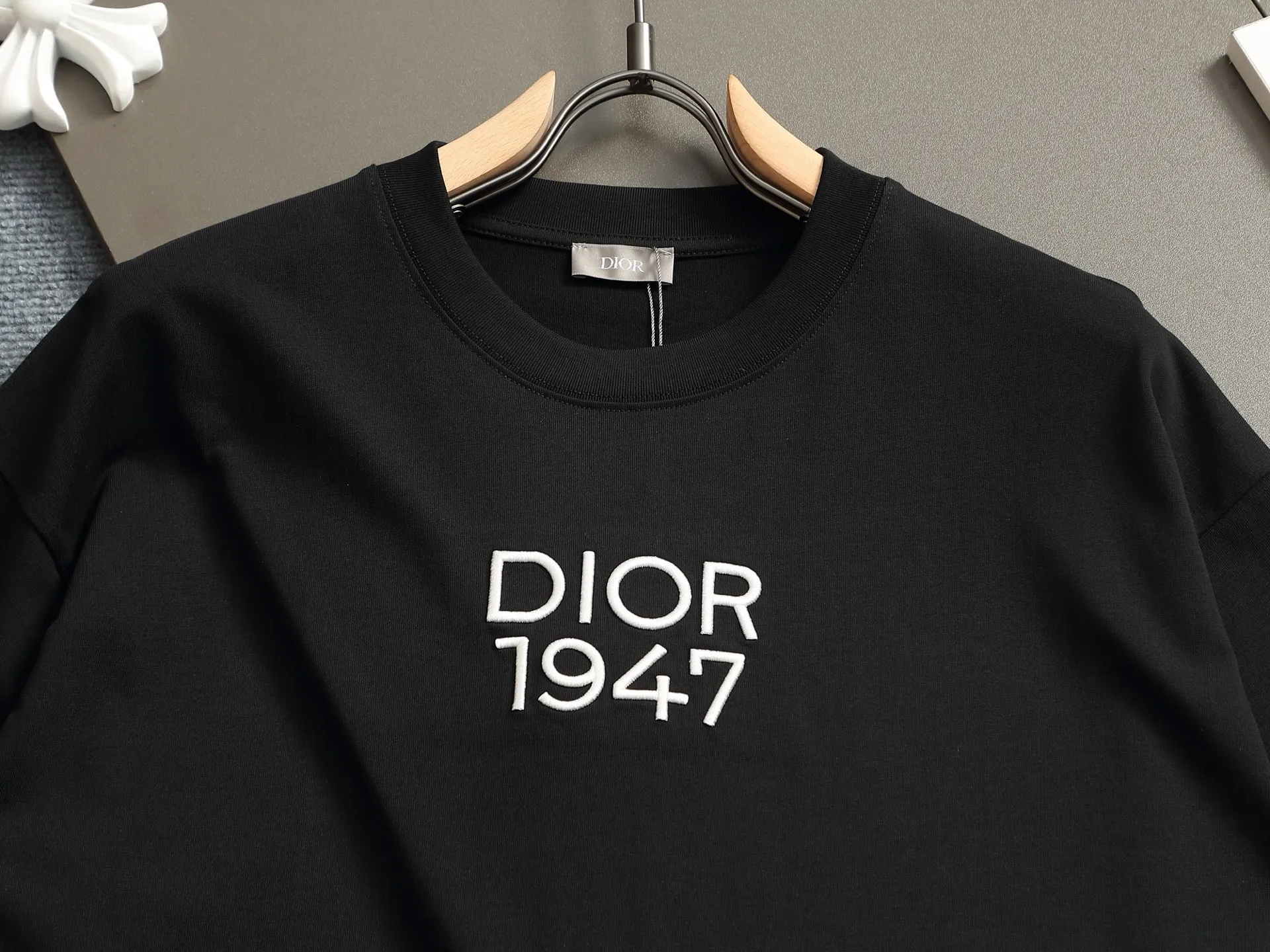 🅿️170 Dior CD micro wide version XS-L CD counter hot sale 25ss chest embroidered letters 1947🪡logo pattern As the leader in the luxury world, the D family is well-deserved. The first thing that catches the eye is the loose and comfortable black and white solid color version of the piece we are going to talk about today. The ribbed round collar has become the best modification of its version, and the D family has the upper body LOGO listed on the front, and the unique embroidery design of the letter logo patch highlights the texture! The most traditional modification method combined with the simplest color scale contrast forms the strongest and direct contrast, and this is often the most concise and clear minimalist modification method~~A nostalgic classic atmosphere also spreads in this work inadvertently! ! Featuring a distinctive 47 logo patch embroidery on the front, a unique tribute to Dior's historic year! Coupled with the blessing of 320 grams of cotton material, both the upper body comfort and the existence are unparalleled. It can be said to be a must-have companion in summer. The excellent breathability and comfortable wearing feeling are unparalleled~ Recommended! ! Color: white and black Size: XS-L Size chart: