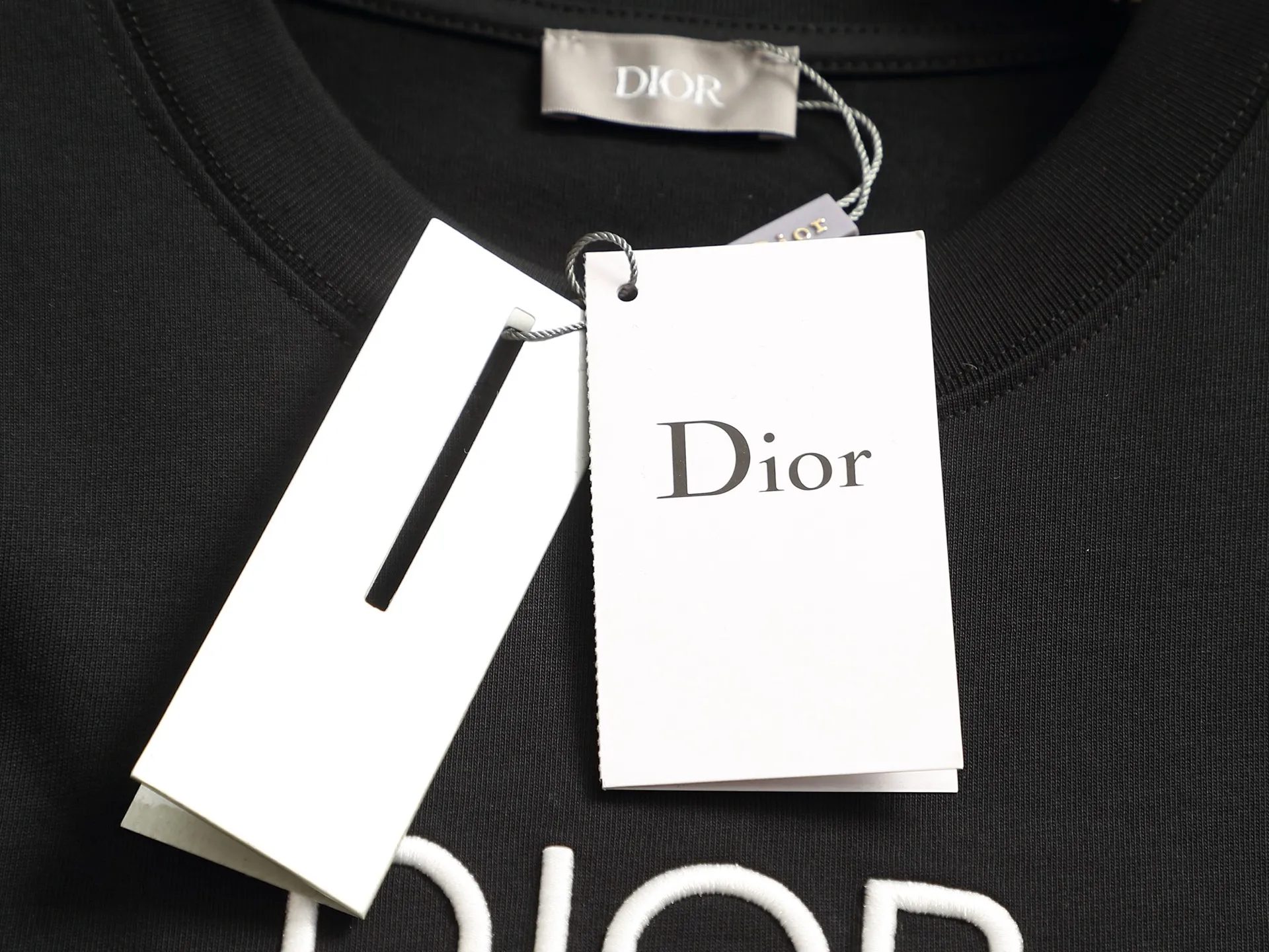 🅿️170 Dior CD micro wide version XS-L CD counter hot sale 25ss chest embroidered letters 1947🪡logo pattern As the leader in the luxury world, the D family is well-deserved. The first thing that catches the eye is the loose and comfortable black and white solid color version of the piece we are going to talk about today. The ribbed round collar has become the best modification of its version, and the D family has the upper body LOGO listed on the front, and the unique embroidery design of the letter logo patch highlights the texture! The most traditional modification method combined with the simplest color scale contrast forms the strongest and direct contrast, and this is often the most concise and clear minimalist modification method~~A nostalgic classic atmosphere also spreads in this work inadvertently! ! Featuring a distinctive 47 logo patch embroidery on the front, a unique tribute to Dior's historic year! Coupled with the blessing of 320 grams of cotton material, both the upper body comfort and the existence are unparalleled. It can be said to be a must-have companion in summer. The excellent breathability and comfortable wearing feeling are unparalleled~ Recommended! ! Color: white and black Size: XS-L Size chart: