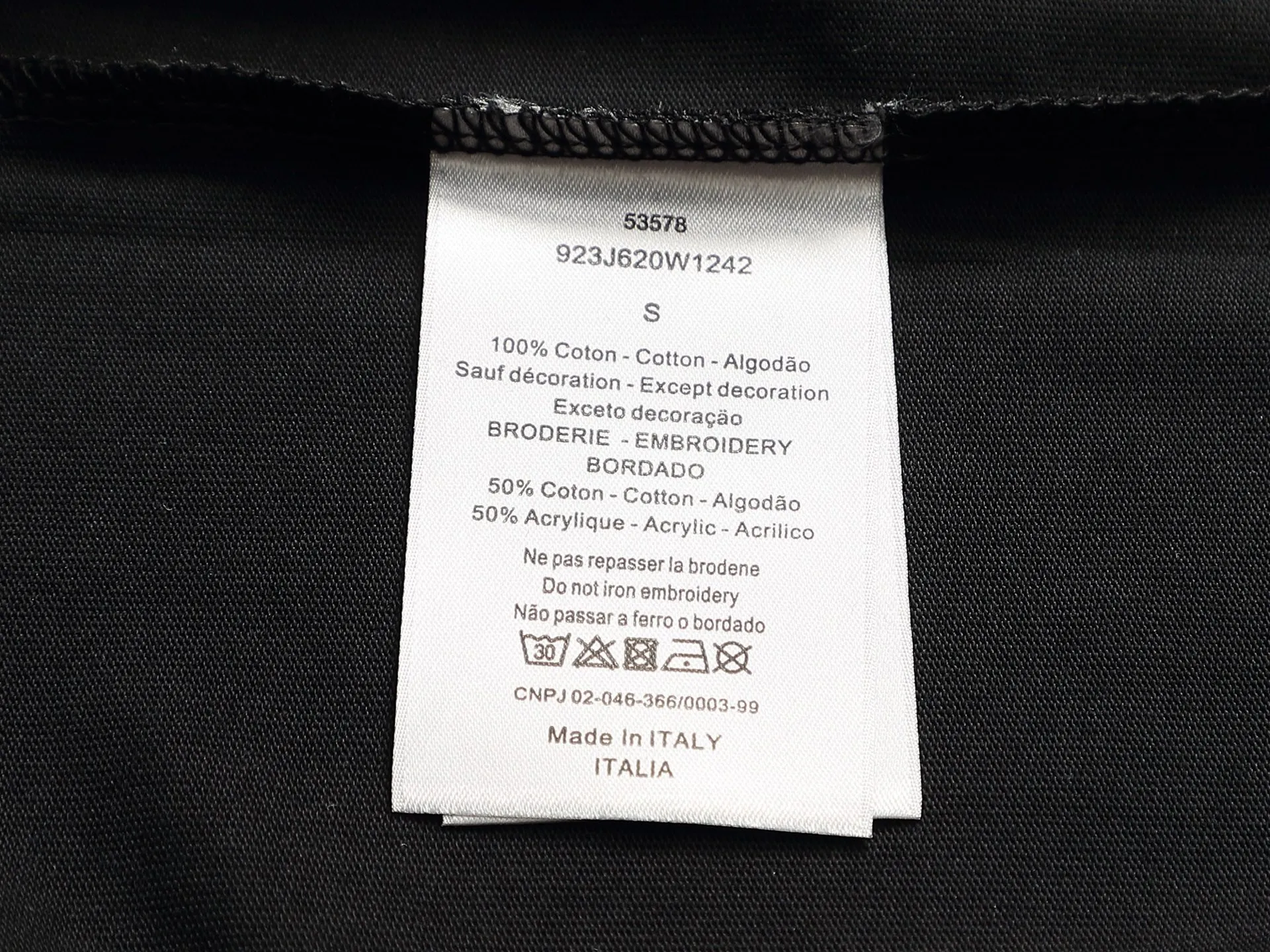 🅿️170 Dior CD micro wide version XS-L CD counter hot sale 25ss chest embroidered letters 1947🪡logo pattern As the leader in the luxury world, the D family is well-deserved. The first thing that catches the eye is the loose and comfortable black and white solid color version of the piece we are going to talk about today. The ribbed round collar has become the best modification of its version, and the D family has the upper body LOGO listed on the front, and the unique embroidery design of the letter logo patch highlights the texture! The most traditional modification method combined with the simplest color scale contrast forms the strongest and direct contrast, and this is often the most concise and clear minimalist modification method~~A nostalgic classic atmosphere also spreads in this work inadvertently! ! Featuring a distinctive 47 logo patch embroidery on the front, a unique tribute to Dior's historic year! Coupled with the blessing of 320 grams of cotton material, both the upper body comfort and the existence are unparalleled. It can be said to be a must-have companion in summer. The excellent breathability and comfortable wearing feeling are unparalleled~ Recommended! ! Color: white and black Size: XS-L Size chart: