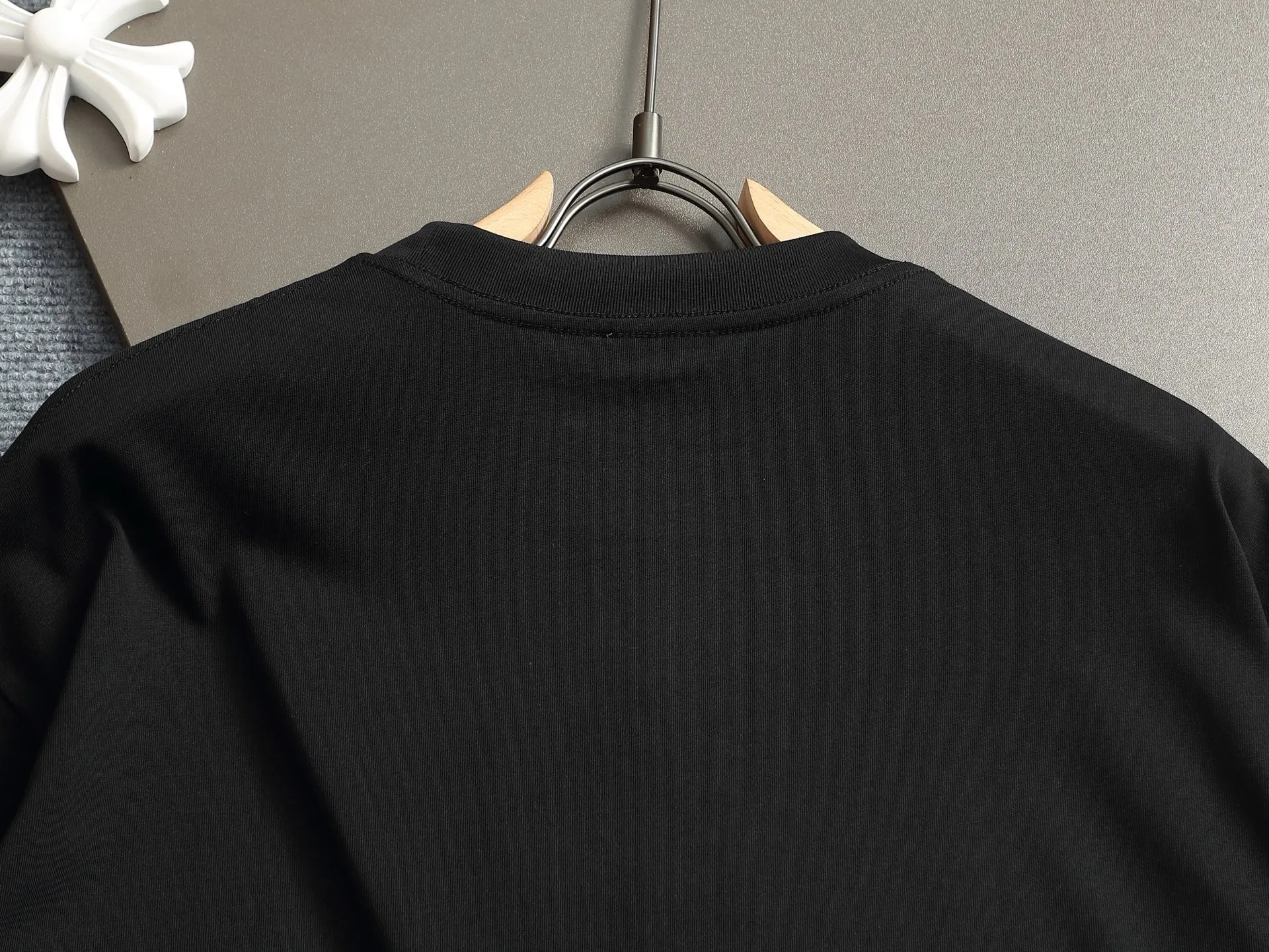 🅿️170 Dior CD micro wide version XS-L CD counter hot sale 25ss chest embroidered letters 1947🪡logo pattern As the leader in the luxury world, the D family is well-deserved. The first thing that catches the eye is the loose and comfortable black and white solid color version of the piece we are going to talk about today. The ribbed round collar has become the best modification of its version, and the D family has the upper body LOGO listed on the front, and the unique embroidery design of the letter logo patch highlights the texture! The most traditional modification method combined with the simplest color scale contrast forms the strongest and direct contrast, and this is often the most concise and clear minimalist modification method~~A nostalgic classic atmosphere also spreads in this work inadvertently! ! Featuring a distinctive 47 logo patch embroidery on the front, a unique tribute to Dior's historic year! Coupled with the blessing of 320 grams of cotton material, both the upper body comfort and the existence are unparalleled. It can be said to be a must-have companion in summer. The excellent breathability and comfortable wearing feeling are unparalleled~ Recommended! ! Color: white and black Size: XS-L Size chart: