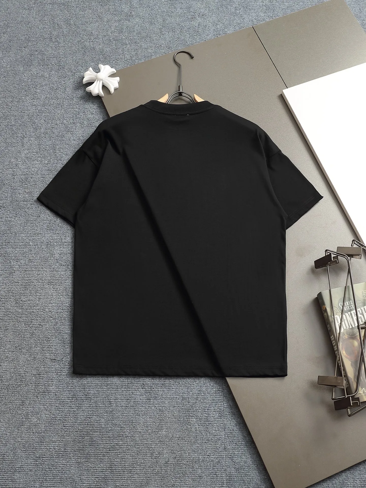 🅿️170 Dior CD micro wide version XS-L CD counter hot sale 25ss chest embroidered letters 1947🪡logo pattern As the leader in the luxury world, the D family is well-deserved. The first thing that catches the eye is the loose and comfortable black and white solid color version of the piece we are going to talk about today. The ribbed round collar has become the best modification of its version, and the D family has the upper body LOGO listed on the front, and the unique embroidery design of the letter logo patch highlights the texture! The most traditional modification method combined with the simplest color scale contrast forms the strongest and direct contrast, and this is often the most concise and clear minimalist modification method~~A nostalgic classic atmosphere also spreads in this work inadvertently! ! Featuring a distinctive 47 logo patch embroidery on the front, a unique tribute to Dior's historic year! Coupled with the blessing of 320 grams of cotton material, both the upper body comfort and the existence are unparalleled. It can be said to be a must-have companion in summer. The excellent breathability and comfortable wearing feeling are unparalleled~ Recommended! ! Color: white and black Size: XS-L Size chart: