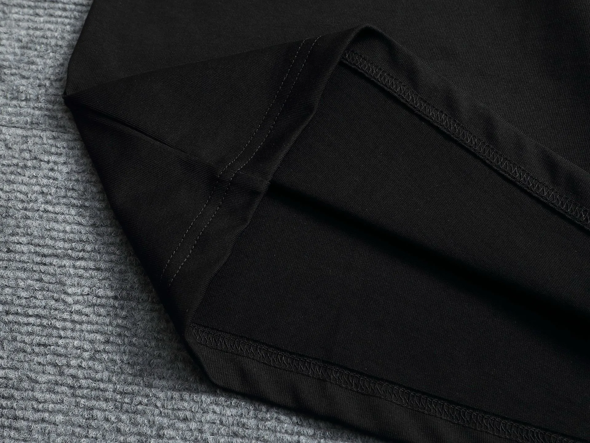 🅿️170 Dior CD micro wide version XS-L CD counter hot sale 25ss chest embroidered letters 1947🪡logo pattern As the leader in the luxury world, the D family is well-deserved. The first thing that catches the eye is the loose and comfortable black and white solid color version of the piece we are going to talk about today. The ribbed round collar has become the best modification of its version, and the D family has the upper body LOGO listed on the front, and the unique embroidery design of the letter logo patch highlights the texture! The most traditional modification method combined with the simplest color scale contrast forms the strongest and direct contrast, and this is often the most concise and clear minimalist modification method~~A nostalgic classic atmosphere also spreads in this work inadvertently! ! Featuring a distinctive 47 logo patch embroidery on the front, a unique tribute to Dior's historic year! Coupled with the blessing of 320 grams of cotton material, both the upper body comfort and the existence are unparalleled. It can be said to be a must-have companion in summer. The excellent breathability and comfortable wearing feeling are unparalleled~ Recommended! ! Color: white and black Size: XS-L Size chart: