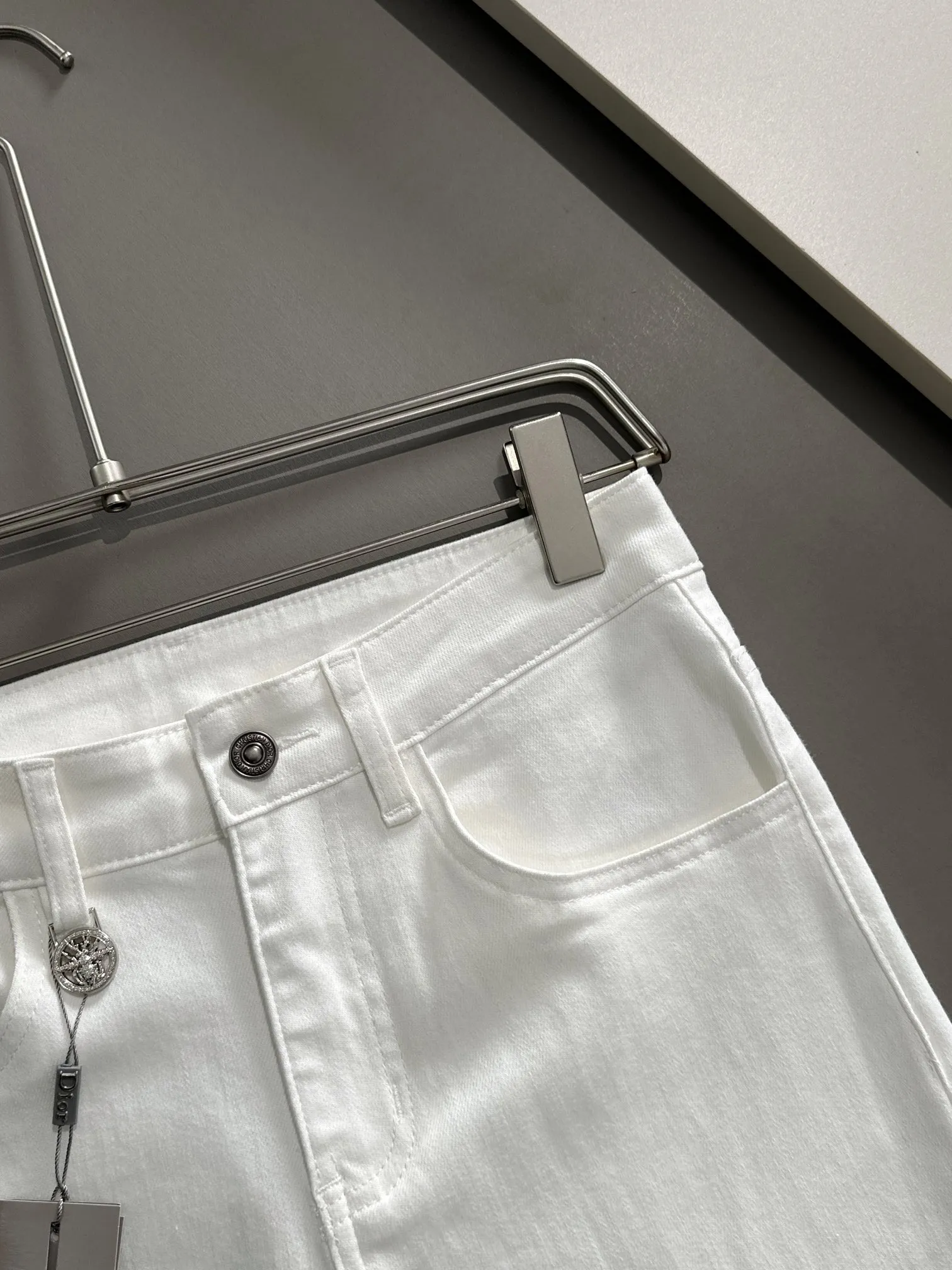 🅿️380 Dior 2025 four-season slim-fit jeans trousers are woven from imported Japanese Denim plain cotton denim fabrics. They are complete with three standards, simple yet elegant, soft, delicate and comfortable, and the upper body is versatile and fashionable! Light luxury, a must-have item for daily commuting! Code number: 28-38 (please state your height and weight when placing an order)