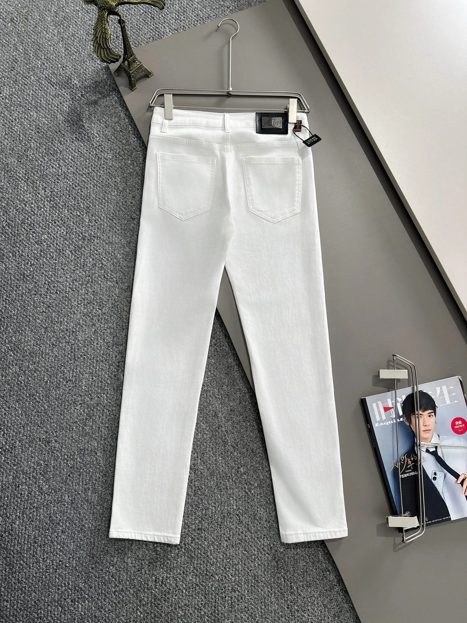 🅿️380 Dior 2025 four-season slim-fit jeans trousers are woven from imported Japanese Denim plain cotton denim fabrics. They are complete with three standards, simple yet elegant, soft, delicate and comfortable, and the upper body is versatile and fashionable! Light luxury, a must-have item for daily commuting! Code number: 28-38 (please state your height and weight when placing an order)