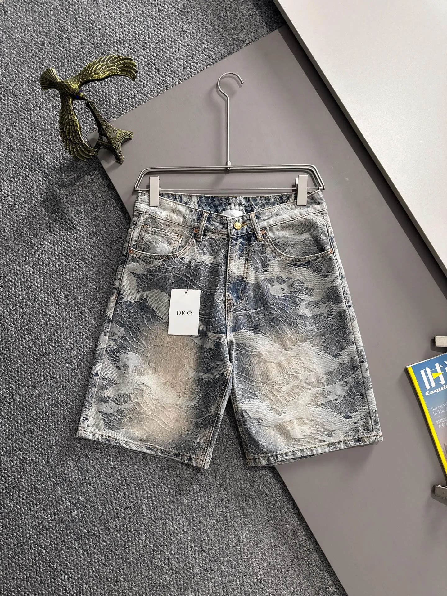 🅿️330 Dior 2025 summer new jeans denim shorts are produced using imported Japanese Denim plain cotton denim fabrics, complete with three standards. The top stone-washed process makes the texture reach the old taste of the 1980s. It is soft, delicate, comfortable and breathable. The color has a modern and fashionable vicissitudes. The upper body is versatile and fashionable! Light luxury, a must-have item for daily commuting! Code number: 28-40 (please state your height and weight when placing an order)