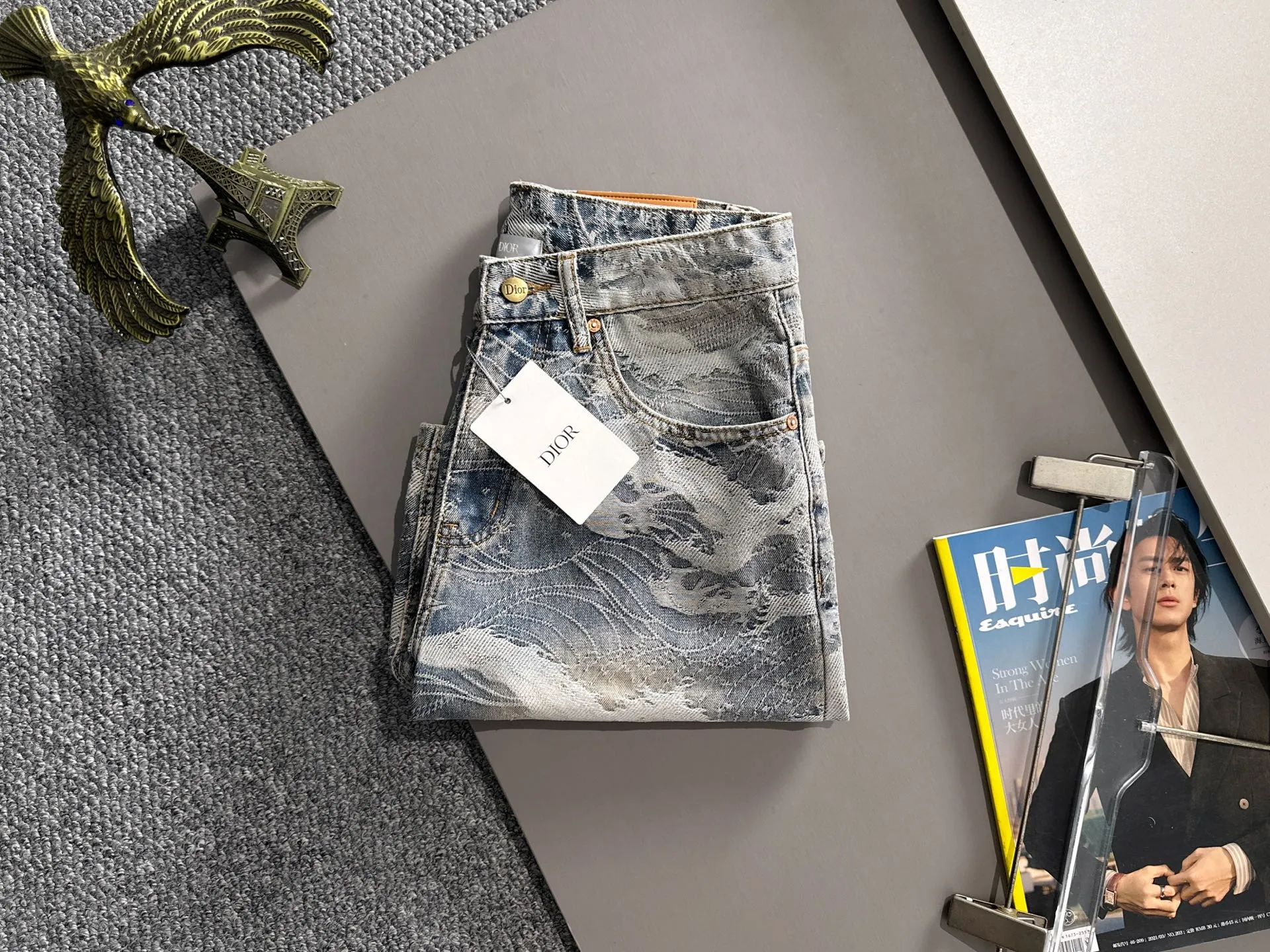 🅿️330 Dior 2025 summer new jeans denim shorts are produced using imported Japanese Denim plain cotton denim fabrics, complete with three standards. The top stone-washed process makes the texture reach the old taste of the 1980s. It is soft, delicate, comfortable and breathable. The color has a modern and fashionable vicissitudes. The upper body is versatile and fashionable! Light luxury, a must-have item for daily commuting! Code number: 28-40 (please state your height and weight when placing an order)