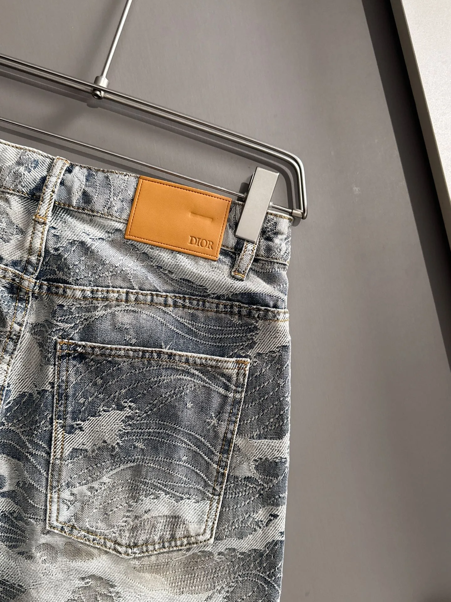🅿️330 Dior 2025 summer new jeans denim shorts are produced using imported Japanese Denim plain cotton denim fabrics, complete with three standards. The top stone-washed process makes the texture reach the old taste of the 1980s. It is soft, delicate, comfortable and breathable. The color has a modern and fashionable vicissitudes. The upper body is versatile and fashionable! Light luxury, a must-have item for daily commuting! Code number: 28-40 (please state your height and weight when placing an order)