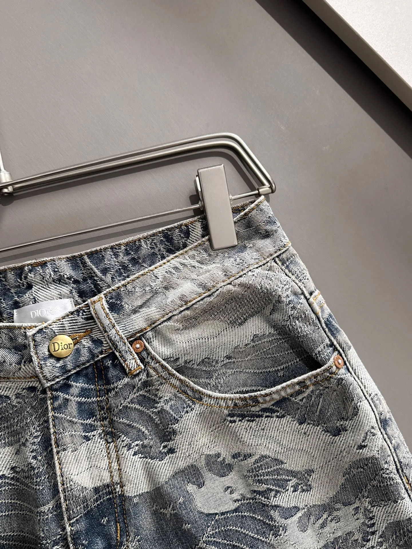 🅿️330 Dior 2025 summer new jeans denim shorts are produced using imported Japanese Denim plain cotton denim fabrics, complete with three standards. The top stone-washed process makes the texture reach the old taste of the 1980s. It is soft, delicate, comfortable and breathable. The color has a modern and fashionable vicissitudes. The upper body is versatile and fashionable! Light luxury, a must-have item for daily commuting! Code number: 28-40 (please state your height and weight when placing an order)