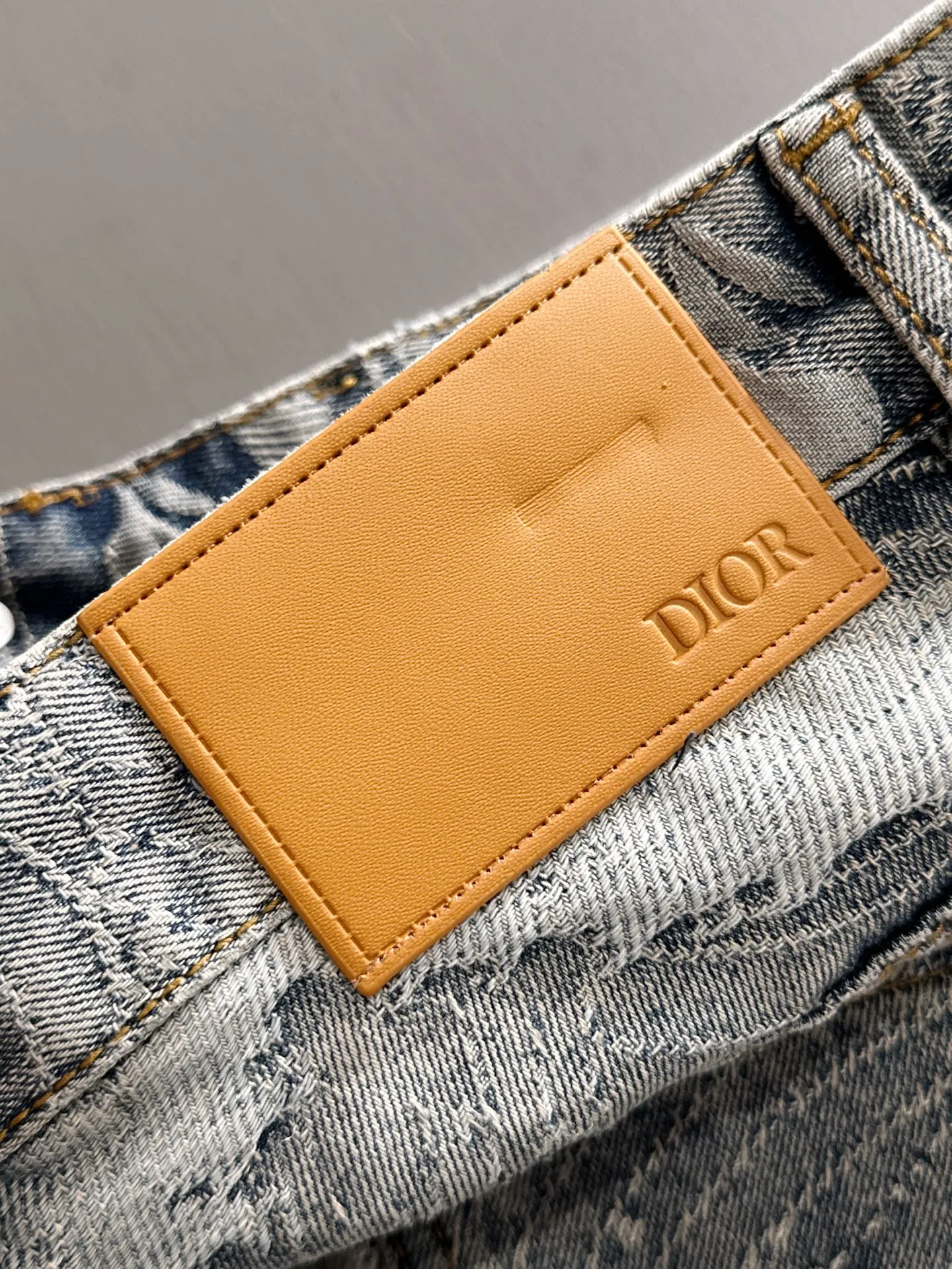 🅿️330 Dior 2025 summer new jeans denim shorts are produced using imported Japanese Denim plain cotton denim fabrics, complete with three standards. The top stone-washed process makes the texture reach the old taste of the 1980s. It is soft, delicate, comfortable and breathable. The color has a modern and fashionable vicissitudes. The upper body is versatile and fashionable! Light luxury, a must-have item for daily commuting! Code number: 28-40 (please state your height and weight when placing an order)