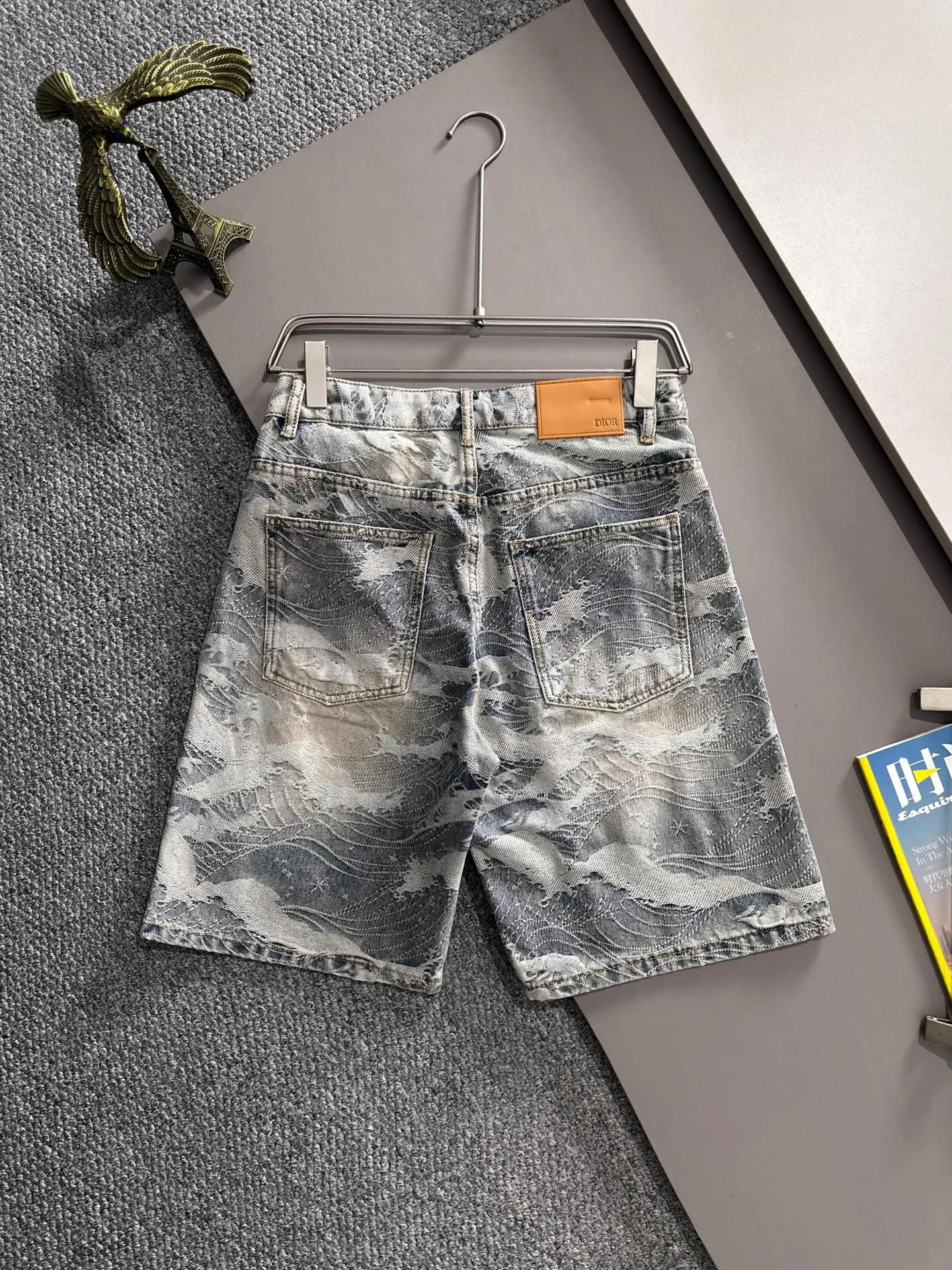 🅿️330 Dior 2025 summer new jeans denim shorts are produced using imported Japanese Denim plain cotton denim fabrics, complete with three standards. The top stone-washed process makes the texture reach the old taste of the 1980s. It is soft, delicate, comfortable and breathable. The color has a modern and fashionable vicissitudes. The upper body is versatile and fashionable! Light luxury, a must-have item for daily commuting! Code number: 28-40 (please state your height and weight when placing an order)