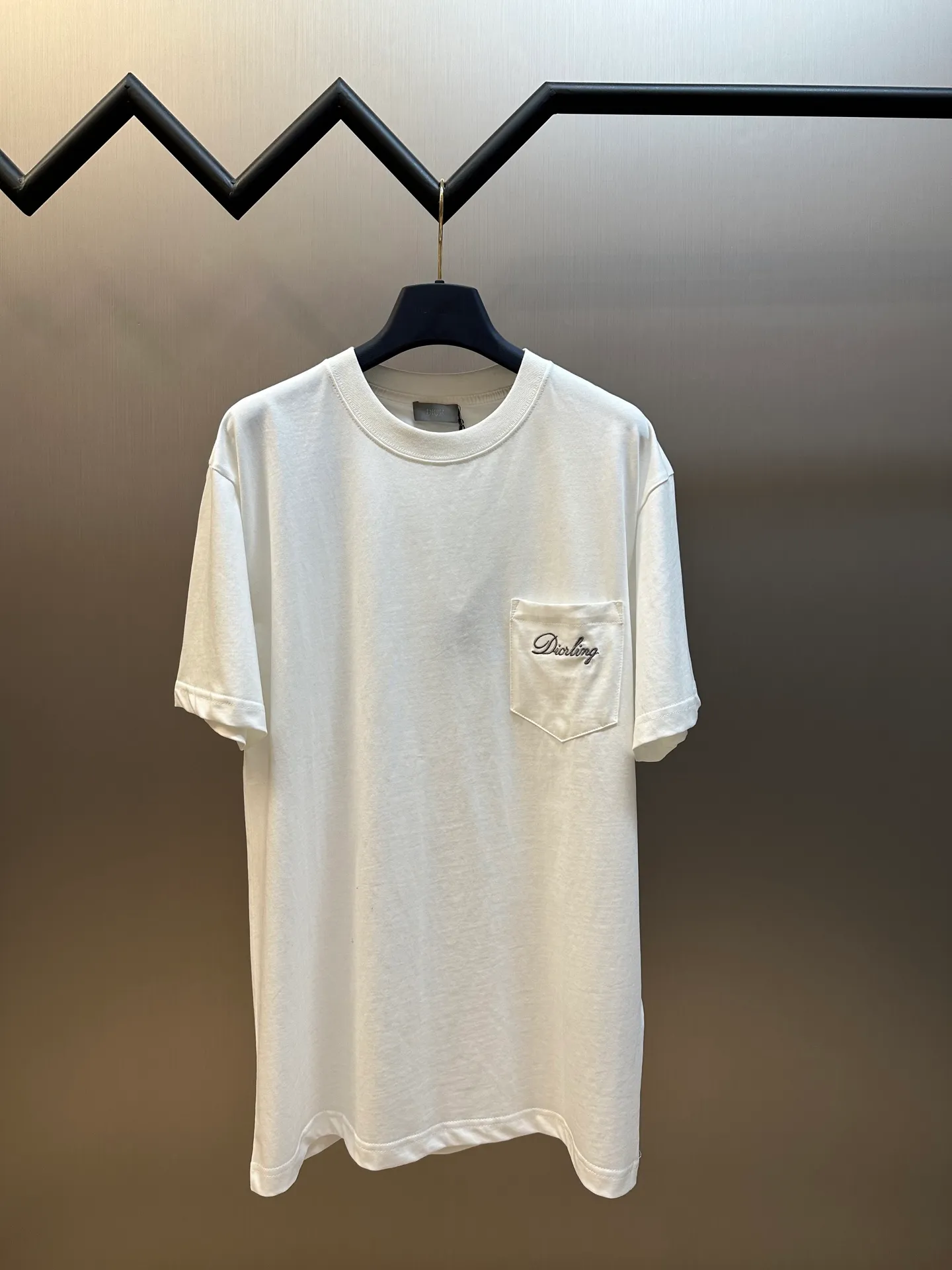 🅿️260 Dior Love Series Pocket Embroidery Round Neck Short Sleeve Cotton Jersey Fabric. Made of 24S special woven compact cotton fabric, 185g; with 32S double yarn thread, 300g. The strength of compact yarn is higher than that of traditional single yarn. The single fibers in compact yarn are closely arranged, which helps to improve the strength of the yarn. The ends of the fibers are all twisted into the yarn, so the yarn is very tight and the yarn has a smooth appearance with less hairiness. Compact spinning yarn has higher strength and less hairiness, making it less prone to fraying.  The chest is decorated with embroidery patterns, and the main body adopts precision stitch embroidery technology; the embroidery is very fine and dense, with clear patterns and strong lines and three-dimensionality. The linen material embroidery thread is combined with encrypted processing, and the embroidery body has a subtle matte visual texture; the embroidery effect is three-dimensional and full. The flat embroidery has a unique needle-to-needle design, and the embroidery is very fine and dense. The overall stitching is fine, with consistent fineness and texture, adding a sense of layering to the simple design.  Standard crew neck, short sleeve fit. The neckline is rounded and arc-shaped, suitable for various face shapes and body shapes; the sleeve length is moderate and ends just above the elbow, showing a smart and neat image. The slim fit can show off the wearer's body curves without sacrificing comfort. The collar, cuffs, hem and other parts are all sewn with fine double-needle stitching.  size：xs s m l