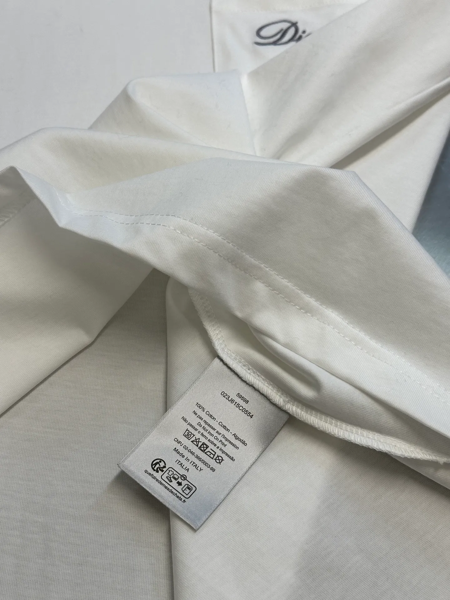 🅿️260 Dior Love Series Pocket Embroidery Round Neck Short Sleeve Cotton Jersey Fabric. Made of 24S special woven compact cotton fabric, 185g; with 32S double yarn thread, 300g. The strength of compact yarn is higher than that of traditional single yarn. The single fibers in compact yarn are closely arranged, which helps to improve the strength of the yarn. The ends of the fibers are all twisted into the yarn, so the yarn is very tight and the yarn has a smooth appearance with less hairiness. Compact spinning yarn has higher strength and less hairiness, making it less prone to fraying.  The chest is decorated with embroidery patterns, and the main body adopts precision stitch embroidery technology; the embroidery is very fine and dense, with clear patterns and strong lines and three-dimensionality. The linen material embroidery thread is combined with encrypted processing, and the embroidery body has a subtle matte visual texture; the embroidery effect is three-dimensional and full. The flat embroidery has a unique needle-to-needle design, and the embroidery is very fine and dense. The overall stitching is fine, with consistent fineness and texture, adding a sense of layering to the simple design.  Standard crew neck, short sleeve fit. The neckline is rounded and arc-shaped, suitable for various face shapes and body shapes; the sleeve length is moderate and ends just above the elbow, showing a smart and neat image. The slim fit can show off the wearer's body curves without sacrificing comfort. The collar, cuffs, hem and other parts are all sewn with fine double-needle stitching.  size：xs s m l