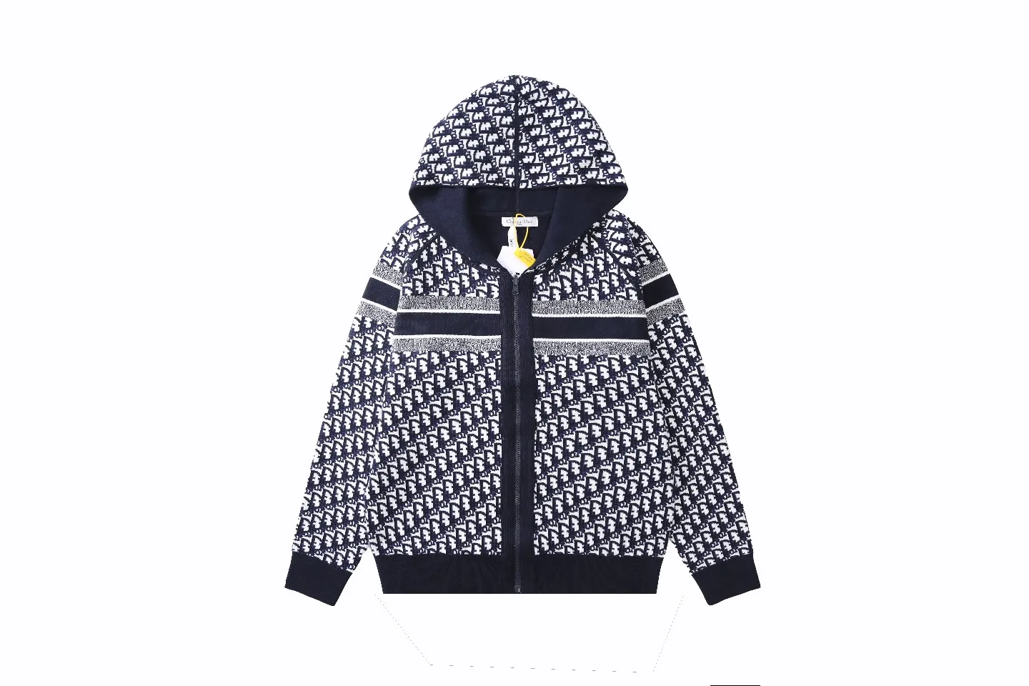 🅿️500 (top version) Dior’s popular double-sided presbyopic all-over logo printed couple’s zipper hooded knitted sweater jacket Classic presbyopic double-sided wool cashmere hooded cardigan Top-grade imported cashmere fabric Made with imported knitting machines Skin-friendly and non-stitching No pilling Very soft to the touch Super comfortable Fashionable and individual Super versatile and good-looking hooded knitted sweater Suitable for both men and women A must-have item Can be compared with market quality Packaging Tag Collar label: washed wheat, three labels complete Color: blue, gray Size: S M L XL Model: D8968