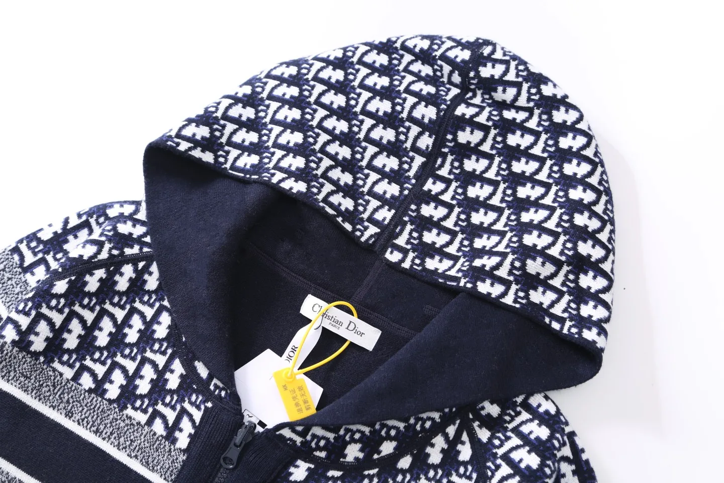 🅿️500 (top version) Dior’s popular double-sided presbyopic all-over logo printed couple’s zipper hooded knitted sweater jacket Classic presbyopic double-sided wool cashmere hooded cardigan Top-grade imported cashmere fabric Made with imported knitting machines Skin-friendly and non-stitching No pilling Very soft to the touch Super comfortable Fashionable and individual Super versatile and good-looking hooded knitted sweater Suitable for both men and women A must-have item Can be compared with market quality Packaging Tag Collar label: washed wheat, three labels complete Color: blue, gray Size: S M L XL Model: D8968