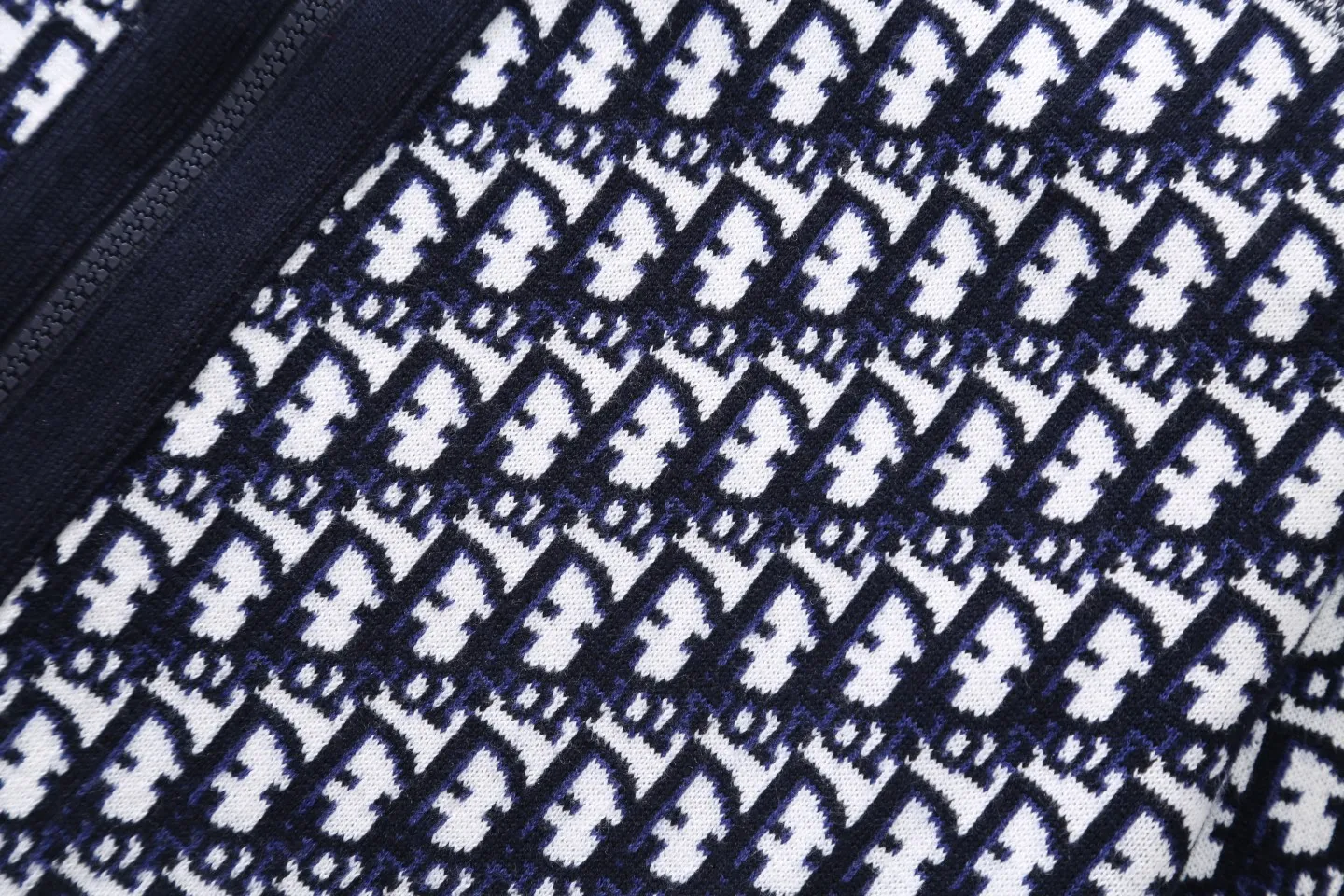 🅿️500 (top version) Dior’s popular double-sided presbyopic all-over logo printed couple’s zipper hooded knitted sweater jacket Classic presbyopic double-sided wool cashmere hooded cardigan Top-grade imported cashmere fabric Made with imported knitting machines Skin-friendly and non-stitching No pilling Very soft to the touch Super comfortable Fashionable and individual Super versatile and good-looking hooded knitted sweater Suitable for both men and women A must-have item Can be compared with market quality Packaging Tag Collar label: washed wheat, three labels complete Color: blue, gray Size: S M L XL Model: D8968