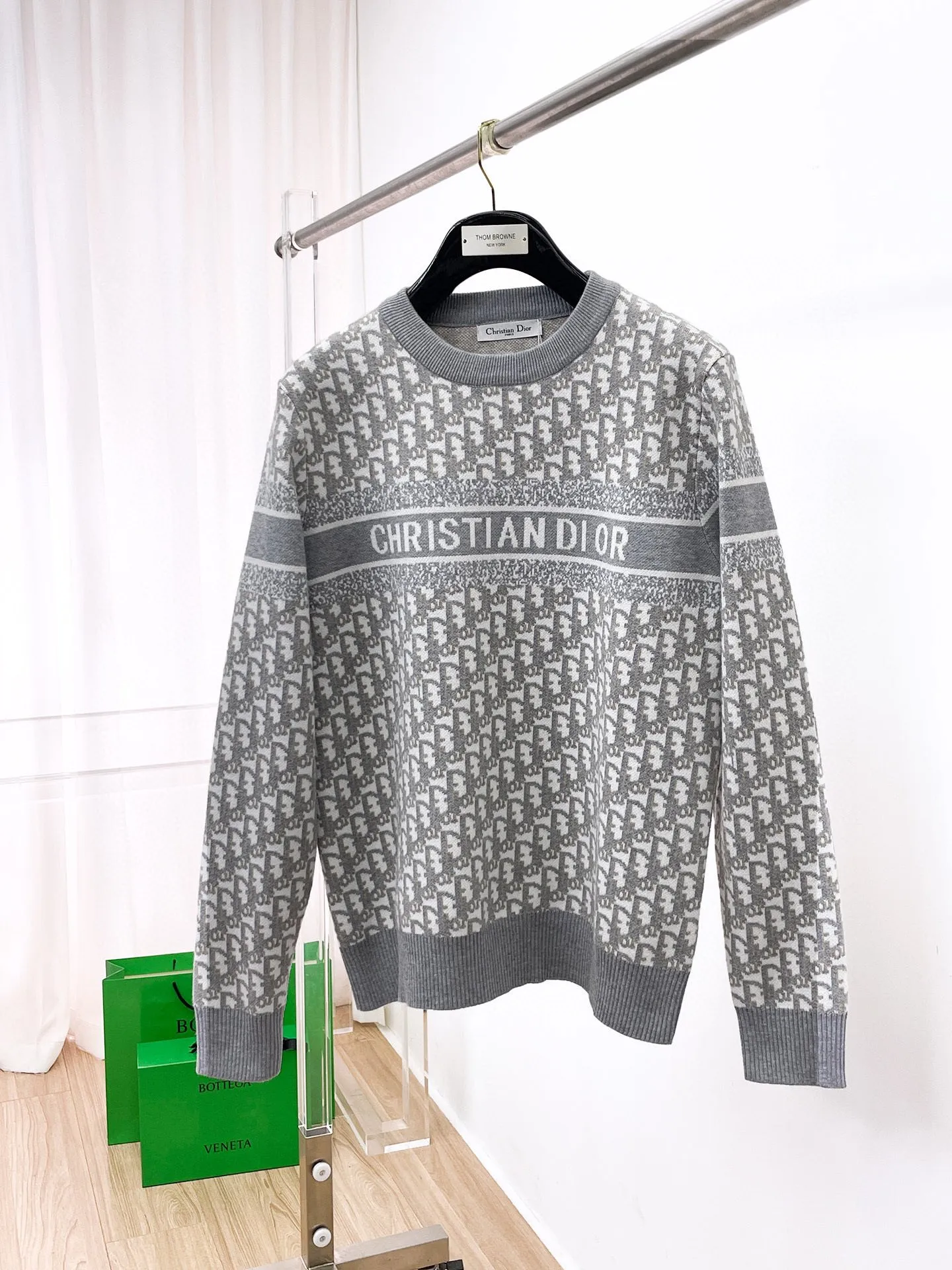 🅿️440 Dior 2025ss new wool blended round neck long-sleeved sweater cardigan bottoming sweater, high-end version! The custom-made fabrics at the counter are highly breathable and comfortable, with impeccable details and brand element design concepts, reflecting high quality. It feels delicate and soft! It presents a casual cut and the upper body shape is great! 🐉Code size: M-3XL
