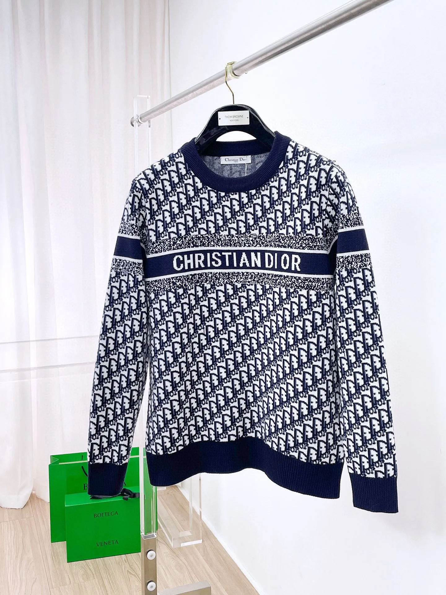 🅿️440 Dior 2025ss new wool blended round neck long-sleeved sweater cardigan bottoming sweater, high-end version! The custom-made fabrics at the counter are highly breathable and comfortable, with impeccable details and brand element design concepts, reflecting high quality. It feels delicate and soft! It presents a casual cut and the upper body shape is great! 🐉Code size: M-3XL