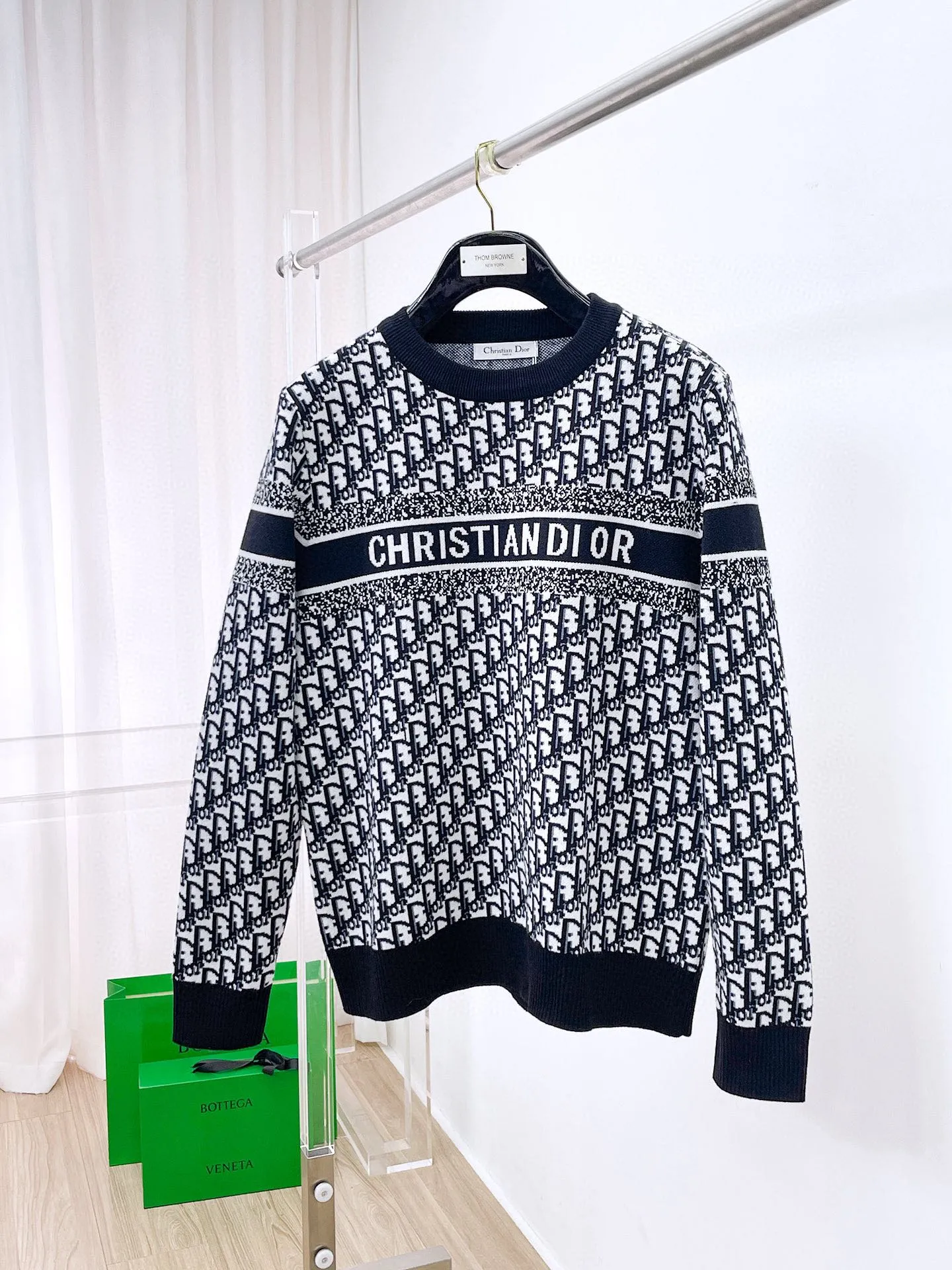🅿️440 Dior 2025ss new wool blended round neck long-sleeved sweater cardigan bottoming sweater, high-end version! The custom-made fabrics at the counter are highly breathable and comfortable, with impeccable details and brand element design concepts, reflecting high quality. It feels delicate and soft! It presents a casual cut and the upper body shape is great! 🐉Code size: M-3XL