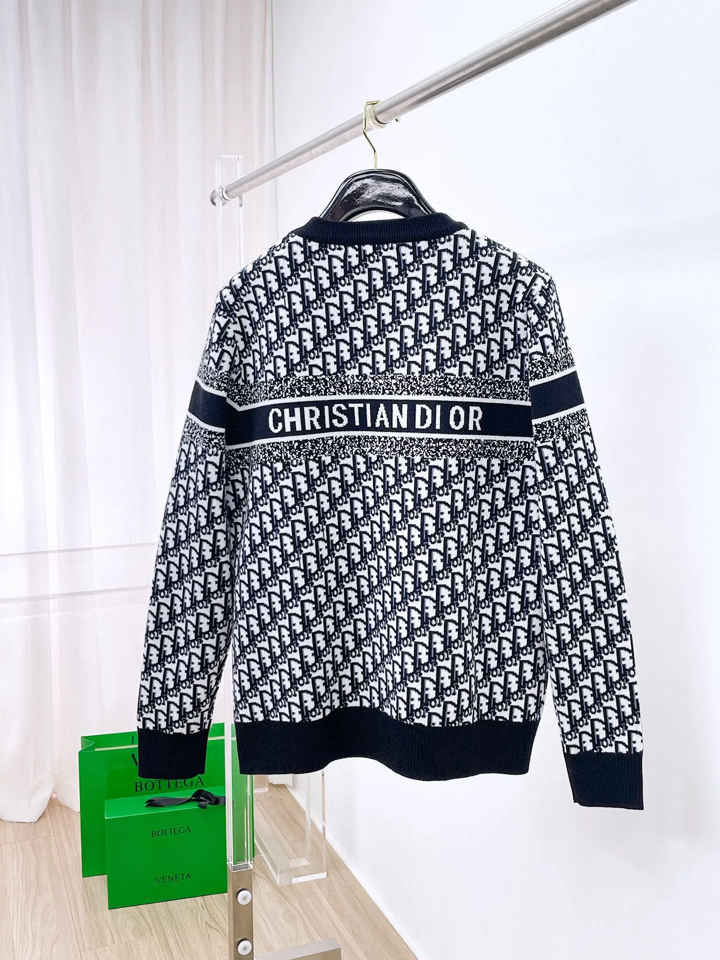 🅿️440 Dior 2025ss new wool blended round neck long-sleeved sweater cardigan bottoming sweater, high-end version! The custom-made fabrics at the counter are highly breathable and comfortable, with impeccable details and brand element design concepts, reflecting high quality. It feels delicate and soft! It presents a casual cut and the upper body shape is great! 🐉Code size: M-3XL