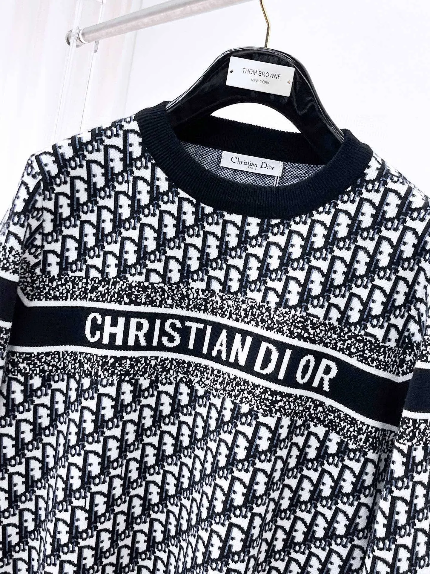 🅿️440 Dior 2025ss new wool blended round neck long-sleeved sweater cardigan bottoming sweater, high-end version! The custom-made fabrics at the counter are highly breathable and comfortable, with impeccable details and brand element design concepts, reflecting high quality. It feels delicate and soft! It presents a casual cut and the upper body shape is great! 🐉Code size: M-3XL