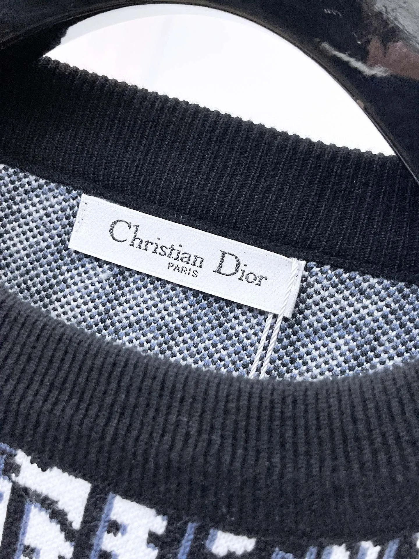 🅿️440 Dior 2025ss new wool blended round neck long-sleeved sweater cardigan bottoming sweater, high-end version! The custom-made fabrics at the counter are highly breathable and comfortable, with impeccable details and brand element design concepts, reflecting high quality. It feels delicate and soft! It presents a casual cut and the upper body shape is great! 🐉Code size: M-3XL