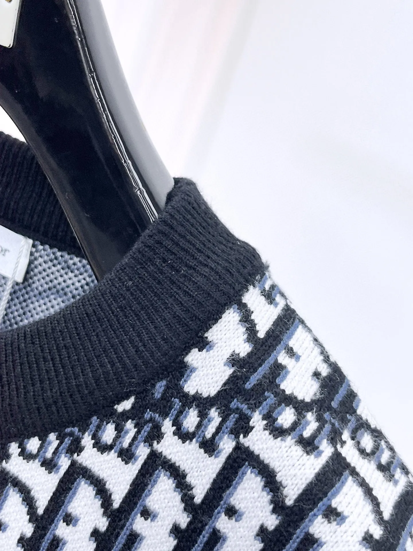 🅿️440 Dior 2025ss new wool blended round neck long-sleeved sweater cardigan bottoming sweater, high-end version! The custom-made fabrics at the counter are highly breathable and comfortable, with impeccable details and brand element design concepts, reflecting high quality. It feels delicate and soft! It presents a casual cut and the upper body shape is great! 🐉Code size: M-3XL