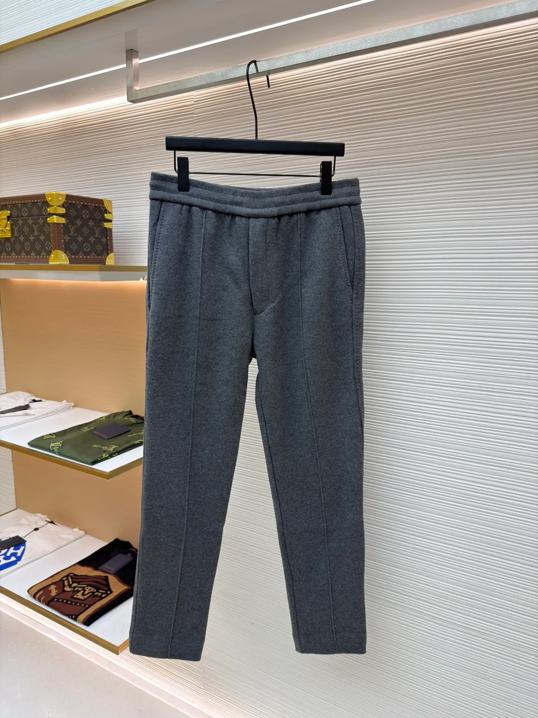 Dior presbyopic wool and cashmere straight trousers ●Item number: 1680903-C45 ●Material: wool cashmere fabric ●Technology: jacquard texture production ●Version: fitted version ●Weight: about 865 grams ●Size: S-M-L-XL ●Description: The fabric is made of cashmere fabric, containing 50% wool and pure cotton, with original hemming inside, jacquard letters, integrated design. One side has a solid color logo, and the spliced side has a classic presbyopia. It can be worn on both sides to change the style at any time. Customized imported velvet imported machine weaving, the material is conscientious and full of high-end texture. It is comfortable to wear and skin-friendly. It is made by a large factory and has perfect details and texture. The fabric is made of imported cashmere yarn. New product for early autumn! Hot style return! New version of dropped shoulder design High-grade navy blue presbyopic logo zipper cashmere jacket. Reversible. The letter jacquard texture on the back is luxurious and handsome. The hooded design is fashionable and advanced. The classic version does not make people look slimmer. Highly recommended! The overall wiring is straight and delicate, the fabric is comfortable and soft, and the color is consistent without color difference. It can be matched with the same style to create a fashionable look and control various occasions. Customized accessories, complete with three standards, same style for men and women!