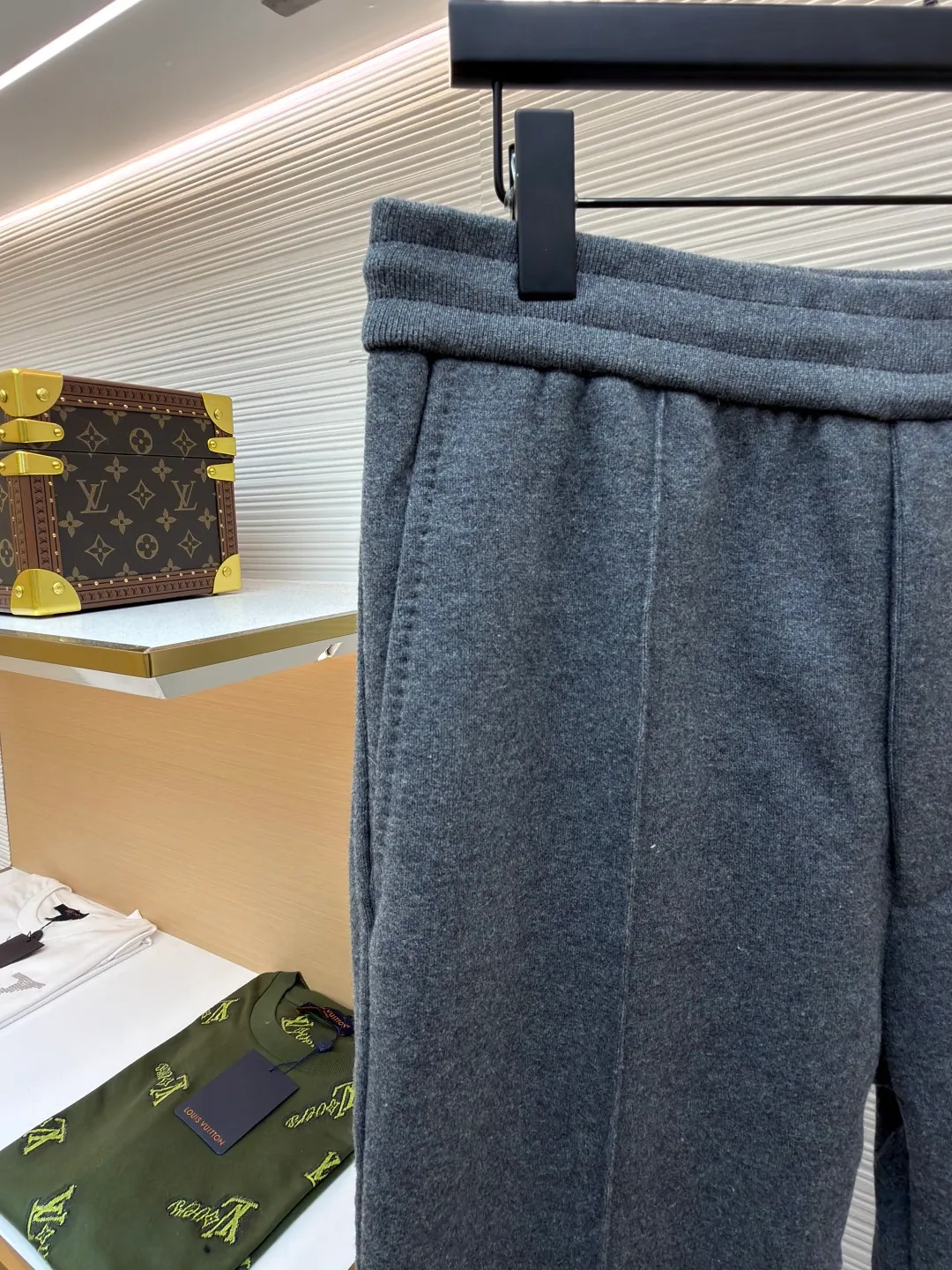 Dior presbyopic wool and cashmere straight trousers ●Item number: 1680903-C45 ●Material: wool cashmere fabric ●Technology: jacquard texture production ●Version: fitted version ●Weight: about 865 grams ●Size: S-M-L-XL ●Description: The fabric is made of cashmere fabric, containing 50% wool and pure cotton, with original hemming inside, jacquard letters, integrated design. One side has a solid color logo, and the spliced side has a classic presbyopia. It can be worn on both sides to change the style at any time. Customized imported velvet imported machine weaving, the material is conscientious and full of high-end texture. It is comfortable to wear and skin-friendly. It is made by a large factory and has perfect details and texture. The fabric is made of imported cashmere yarn. New product for early autumn! Hot style return! New version of dropped shoulder design High-grade navy blue presbyopic logo zipper cashmere jacket. Reversible. The letter jacquard texture on the back is luxurious and handsome. The hooded design is fashionable and advanced. The classic version does not make people look slimmer. Highly recommended! The overall wiring is straight and delicate, the fabric is comfortable and soft, and the color is consistent without color difference. It can be matched with the same style to create a fashionable look and control various occasions. Customized accessories, complete with three standards, same style for men and women!