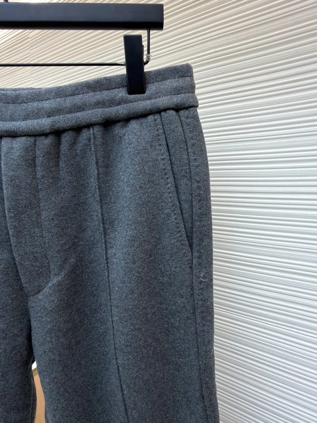Dior presbyopic wool and cashmere straight trousers ●Item number: 1680903-C45 ●Material: wool cashmere fabric ●Technology: jacquard texture production ●Version: fitted version ●Weight: about 865 grams ●Size: S-M-L-XL ●Description: The fabric is made of cashmere fabric, containing 50% wool and pure cotton, with original hemming inside, jacquard letters, integrated design. One side has a solid color logo, and the spliced side has a classic presbyopia. It can be worn on both sides to change the style at any time. Customized imported velvet imported machine weaving, the material is conscientious and full of high-end texture. It is comfortable to wear and skin-friendly. It is made by a large factory and has perfect details and texture. The fabric is made of imported cashmere yarn. New product for early autumn! Hot style return! New version of dropped shoulder design High-grade navy blue presbyopic logo zipper cashmere jacket. Reversible. The letter jacquard texture on the back is luxurious and handsome. The hooded design is fashionable and advanced. The classic version does not make people look slimmer. Highly recommended! The overall wiring is straight and delicate, the fabric is comfortable and soft, and the color is consistent without color difference. It can be matched with the same style to create a fashionable look and control various occasions. Customized accessories, complete with three standards, same style for men and women!