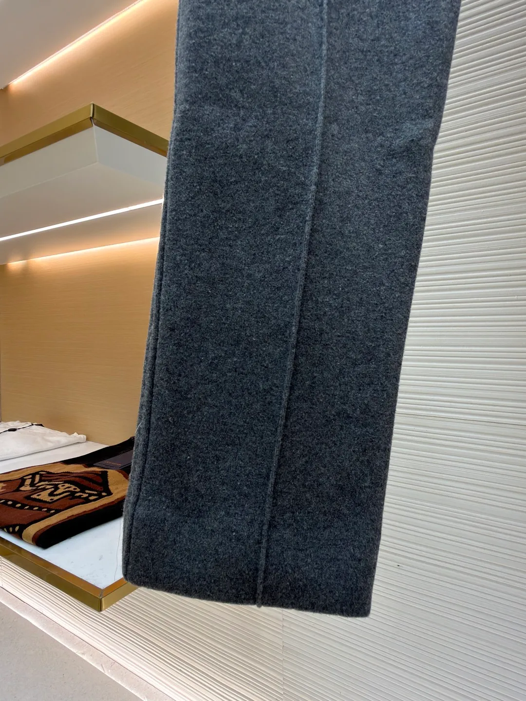 Dior presbyopic wool and cashmere straight trousers ●Item number: 1680903-C45 ●Material: wool cashmere fabric ●Technology: jacquard texture production ●Version: fitted version ●Weight: about 865 grams ●Size: S-M-L-XL ●Description: The fabric is made of cashmere fabric, containing 50% wool and pure cotton, with original hemming inside, jacquard letters, integrated design. One side has a solid color logo, and the spliced side has a classic presbyopia. It can be worn on both sides to change the style at any time. Customized imported velvet imported machine weaving, the material is conscientious and full of high-end texture. It is comfortable to wear and skin-friendly. It is made by a large factory and has perfect details and texture. The fabric is made of imported cashmere yarn. New product for early autumn! Hot style return! New version of dropped shoulder design High-grade navy blue presbyopic logo zipper cashmere jacket. Reversible. The letter jacquard texture on the back is luxurious and handsome. The hooded design is fashionable and advanced. The classic version does not make people look slimmer. Highly recommended! The overall wiring is straight and delicate, the fabric is comfortable and soft, and the color is consistent without color difference. It can be matched with the same style to create a fashionable look and control various occasions. Customized accessories, complete with three standards, same style for men and women!