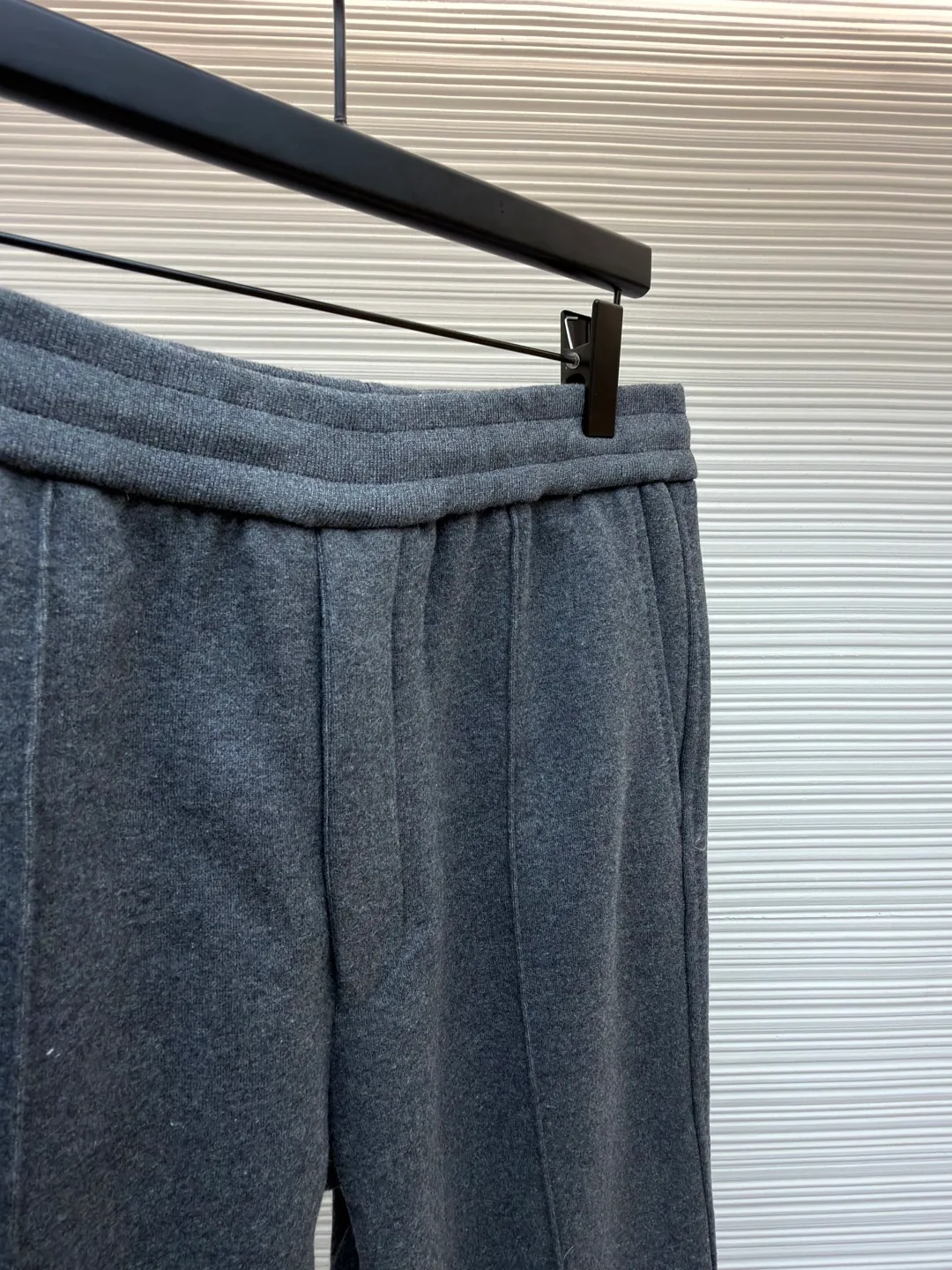 Dior presbyopic wool and cashmere straight trousers ●Item number: 1680903-C45 ●Material: wool cashmere fabric ●Technology: jacquard texture production ●Version: fitted version ●Weight: about 865 grams ●Size: S-M-L-XL ●Description: The fabric is made of cashmere fabric, containing 50% wool and pure cotton, with original hemming inside, jacquard letters, integrated design. One side has a solid color logo, and the spliced side has a classic presbyopia. It can be worn on both sides to change the style at any time. Customized imported velvet imported machine weaving, the material is conscientious and full of high-end texture. It is comfortable to wear and skin-friendly. It is made by a large factory and has perfect details and texture. The fabric is made of imported cashmere yarn. New product for early autumn! Hot style return! New version of dropped shoulder design High-grade navy blue presbyopic logo zipper cashmere jacket. Reversible. The letter jacquard texture on the back is luxurious and handsome. The hooded design is fashionable and advanced. The classic version does not make people look slimmer. Highly recommended! The overall wiring is straight and delicate, the fabric is comfortable and soft, and the color is consistent without color difference. It can be matched with the same style to create a fashionable look and control various occasions. Customized accessories, complete with three standards, same style for men and women!