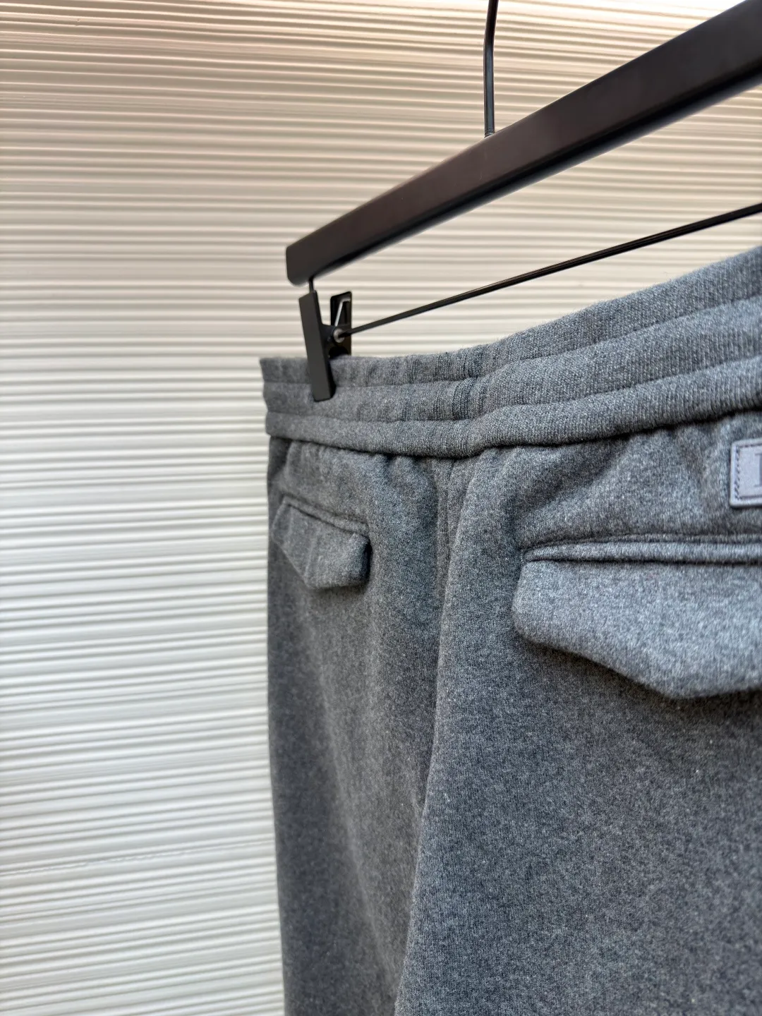 Dior presbyopic wool and cashmere straight trousers ●Item number: 1680903-C45 ●Material: wool cashmere fabric ●Technology: jacquard texture production ●Version: fitted version ●Weight: about 865 grams ●Size: S-M-L-XL ●Description: The fabric is made of cashmere fabric, containing 50% wool and pure cotton, with original hemming inside, jacquard letters, integrated design. One side has a solid color logo, and the spliced side has a classic presbyopia. It can be worn on both sides to change the style at any time. Customized imported velvet imported machine weaving, the material is conscientious and full of high-end texture. It is comfortable to wear and skin-friendly. It is made by a large factory and has perfect details and texture. The fabric is made of imported cashmere yarn. New product for early autumn! Hot style return! New version of dropped shoulder design High-grade navy blue presbyopic logo zipper cashmere jacket. Reversible. The letter jacquard texture on the back is luxurious and handsome. The hooded design is fashionable and advanced. The classic version does not make people look slimmer. Highly recommended! The overall wiring is straight and delicate, the fabric is comfortable and soft, and the color is consistent without color difference. It can be matched with the same style to create a fashionable look and control various occasions. Customized accessories, complete with three standards, same style for men and women!
